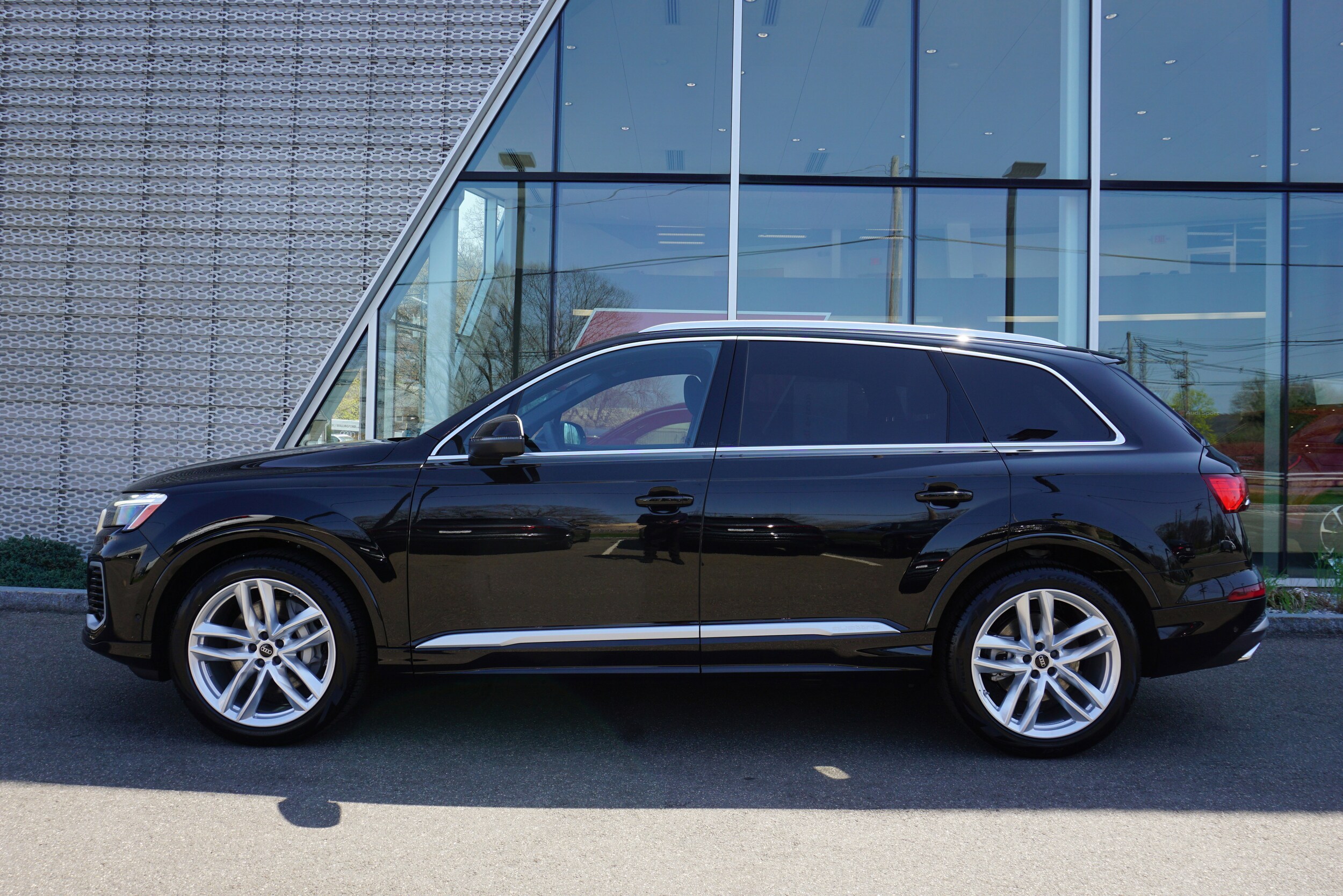 2025 Audi Q7 55 Premium Plus photo 2