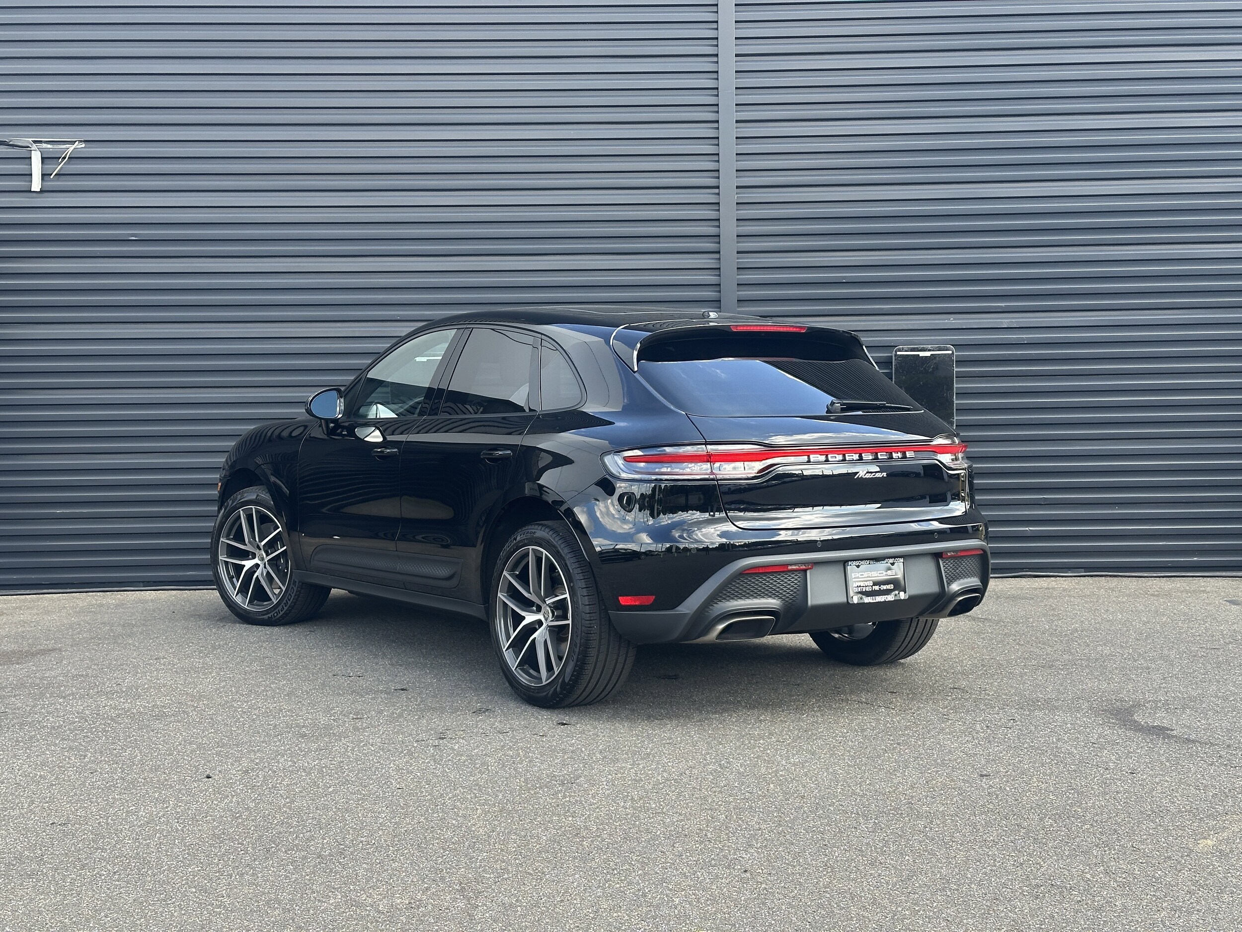 2025 Porsche Macan T photo 2