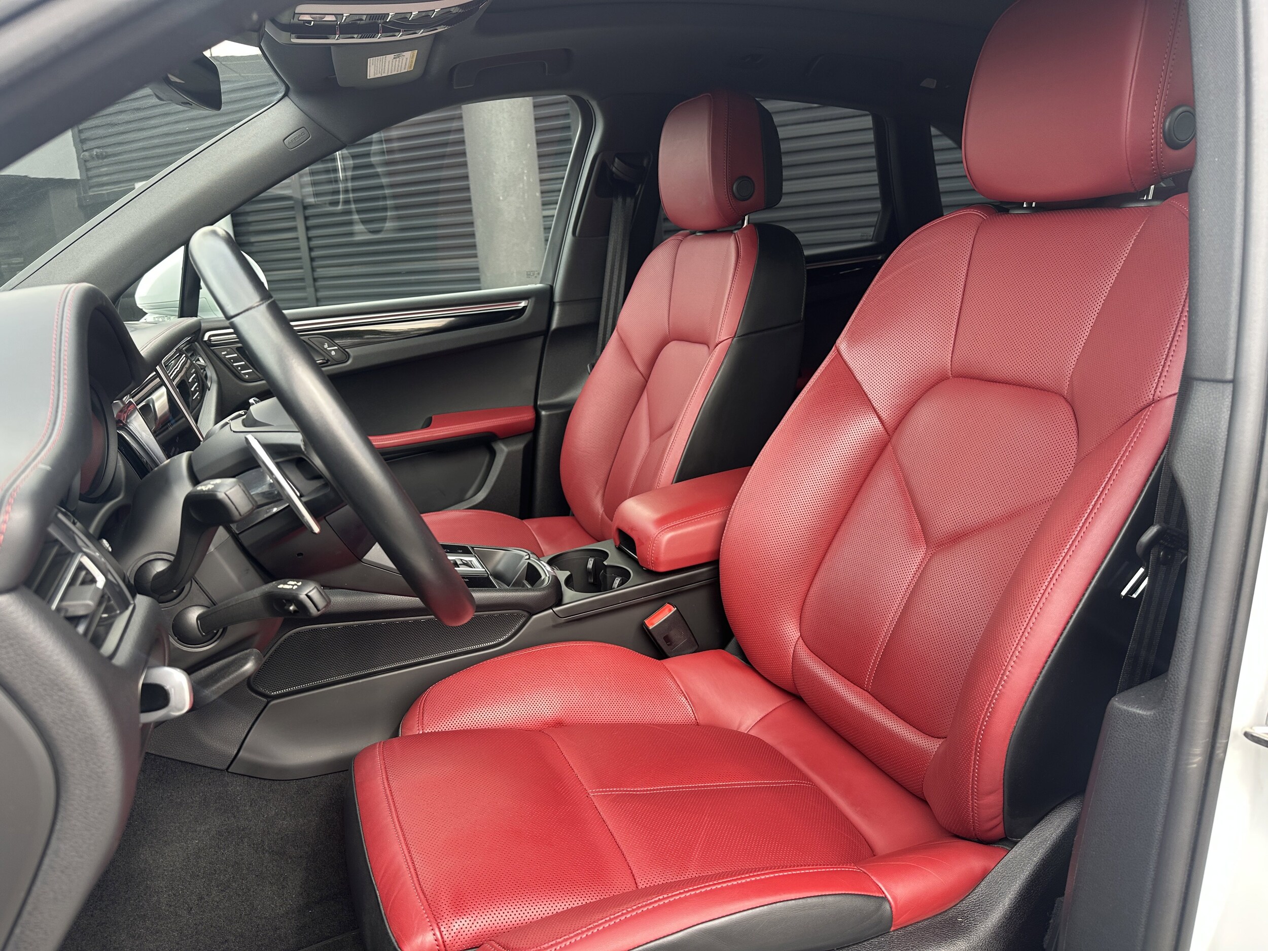 2023 Porsche Macan S photo 3
