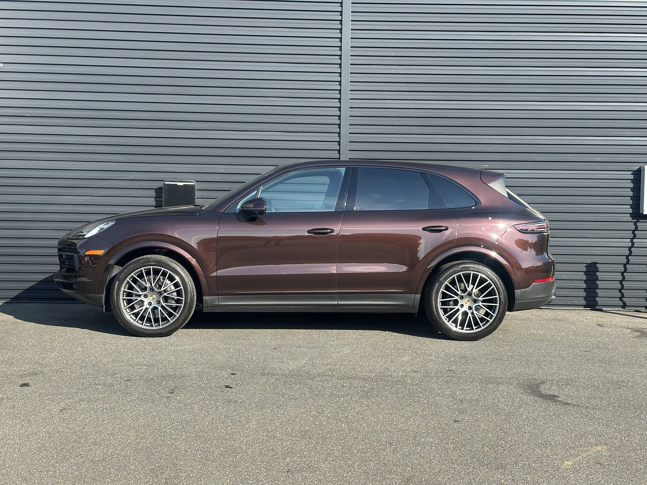 2023 Porsche Cayenne Platinum Edition photo 2