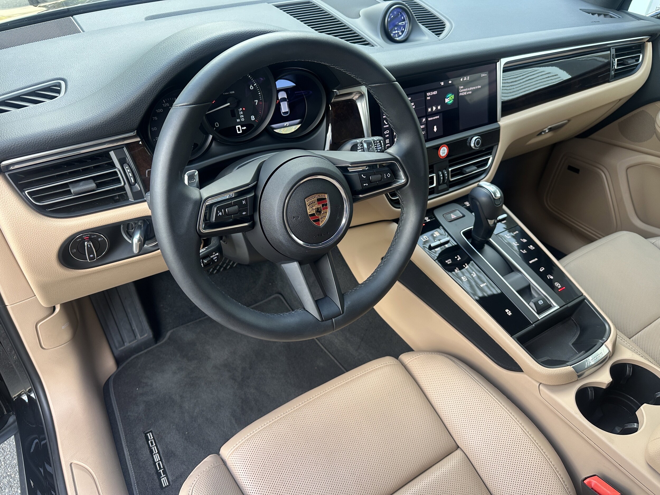 2025 Porsche Macan T photo 3