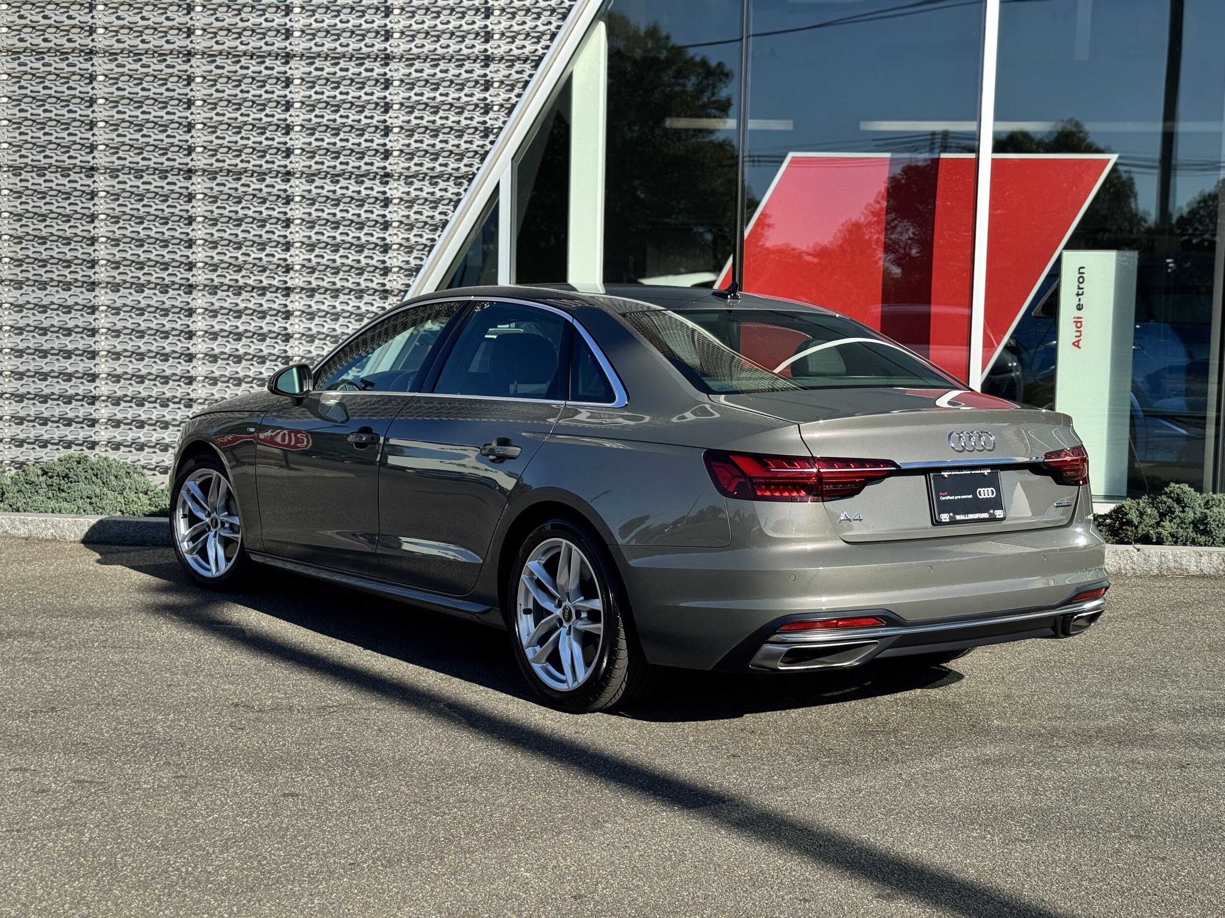 2023 Audi A4 S line Premium Plus 45 TFSI Quattro photo 2