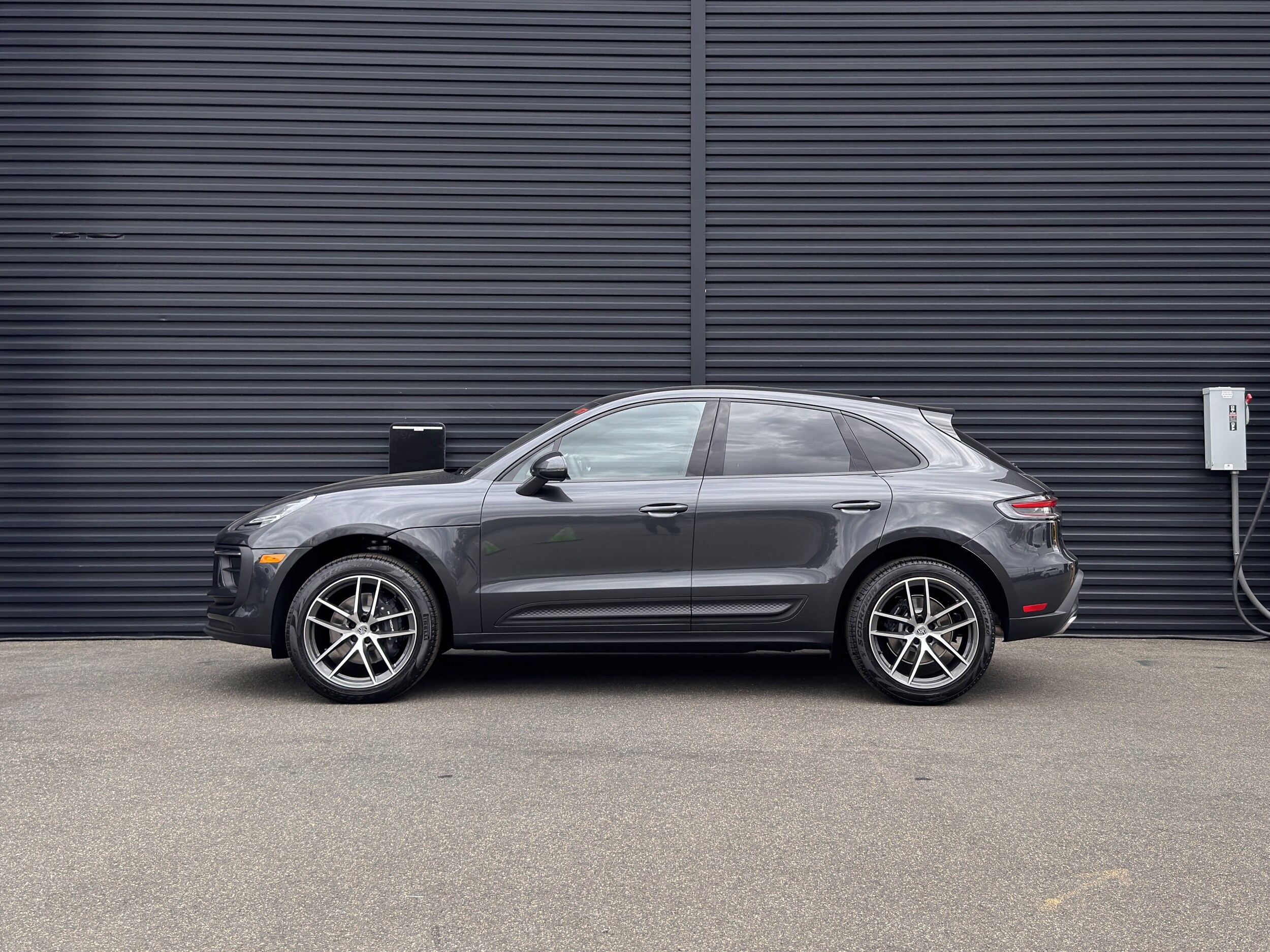 2025 Porsche Macan T photo 2