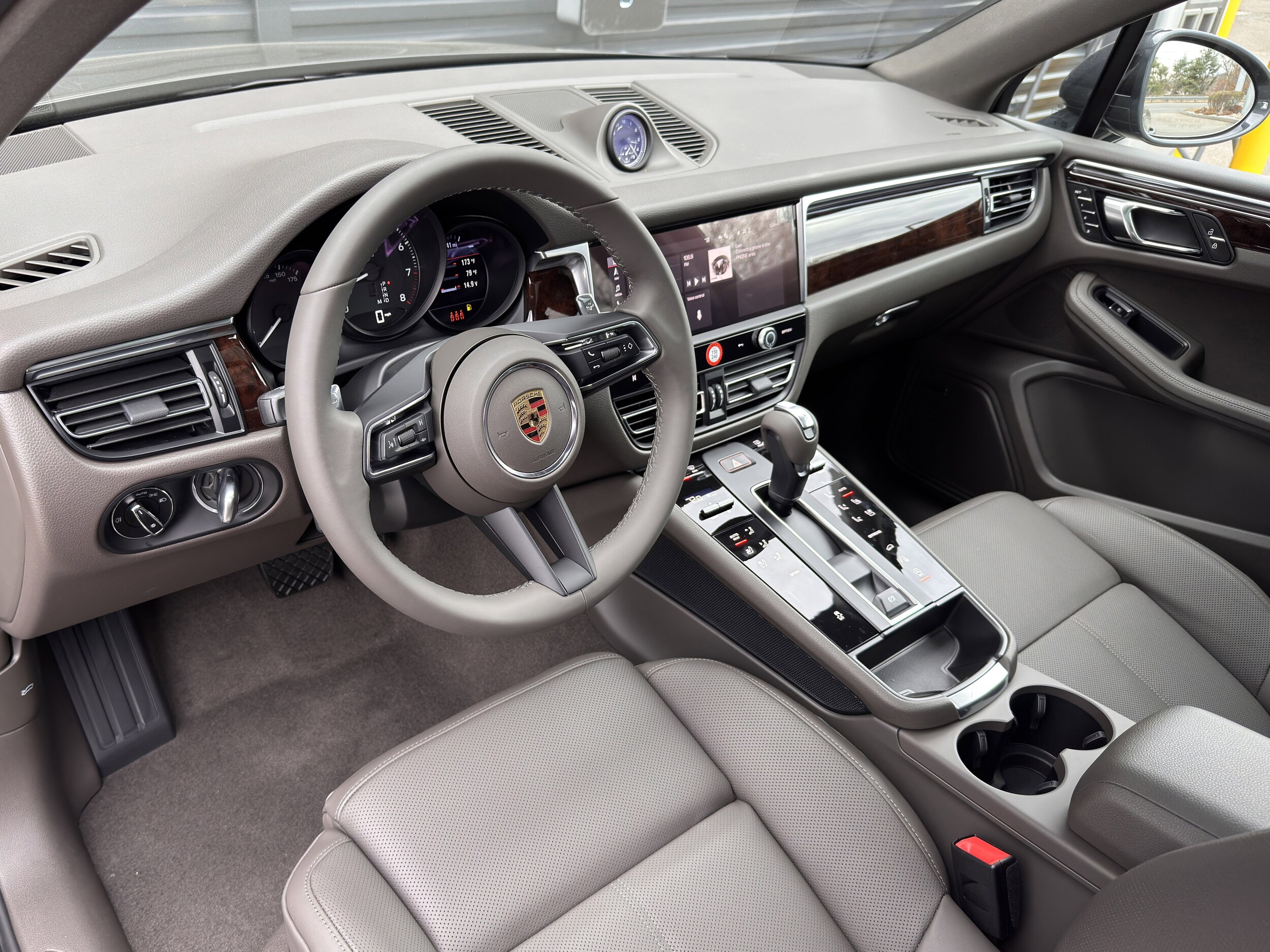 2025 Porsche Macan T photo 4