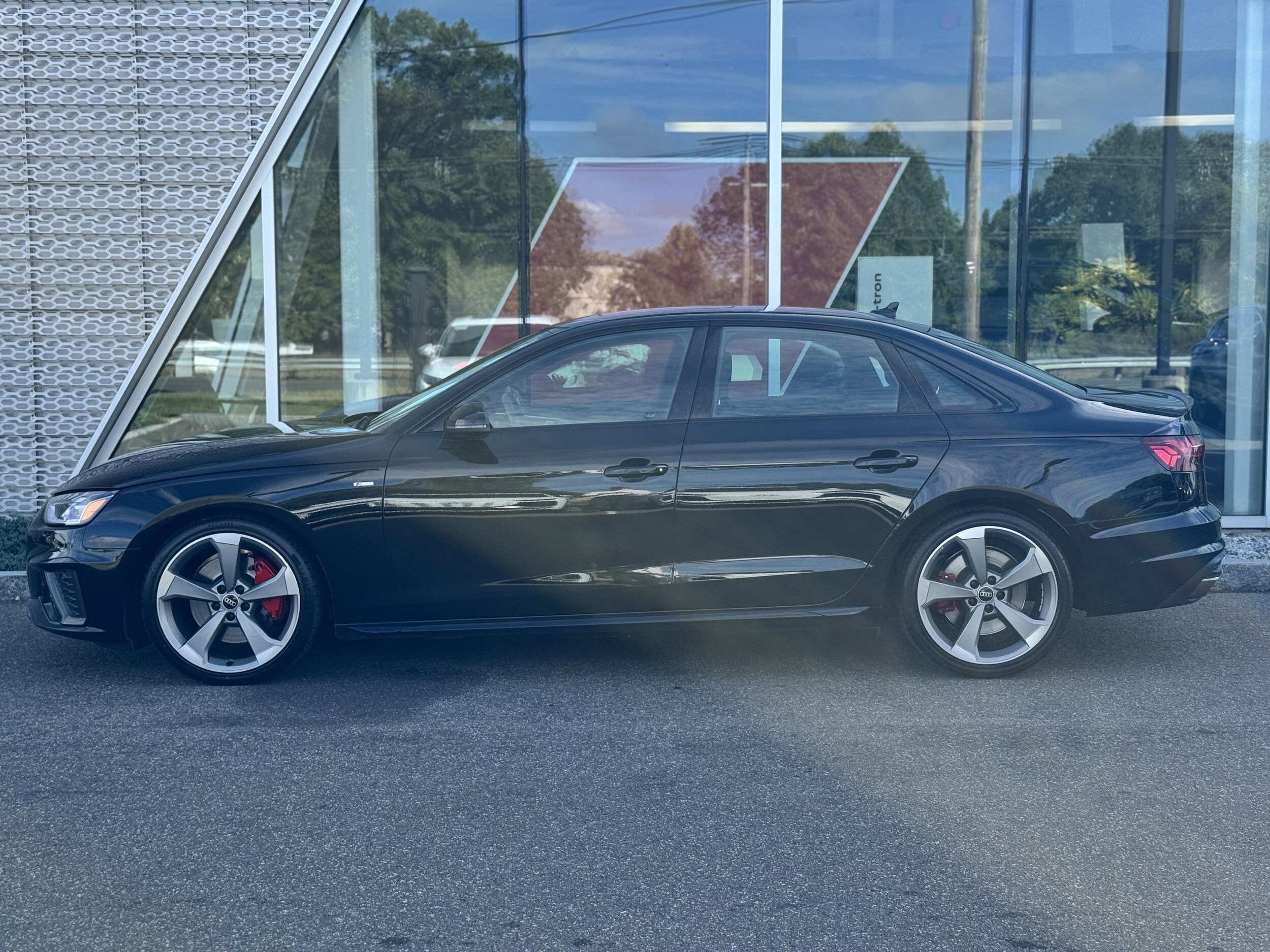 2023 Audi A4 S line Premium Plus 45 TFSI Quattro photo 2