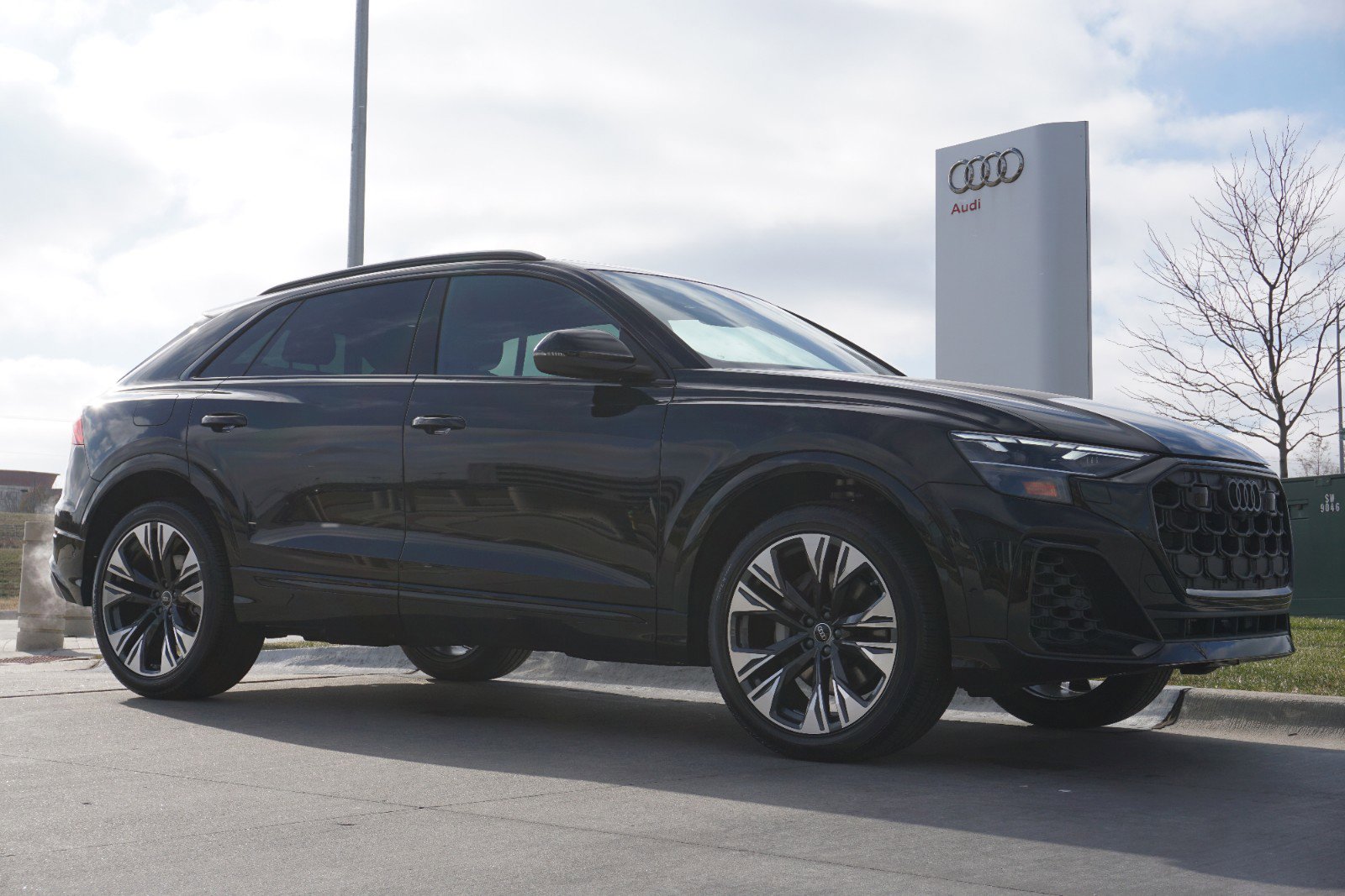 2025 Audi Q8 Premium Plus photo 2