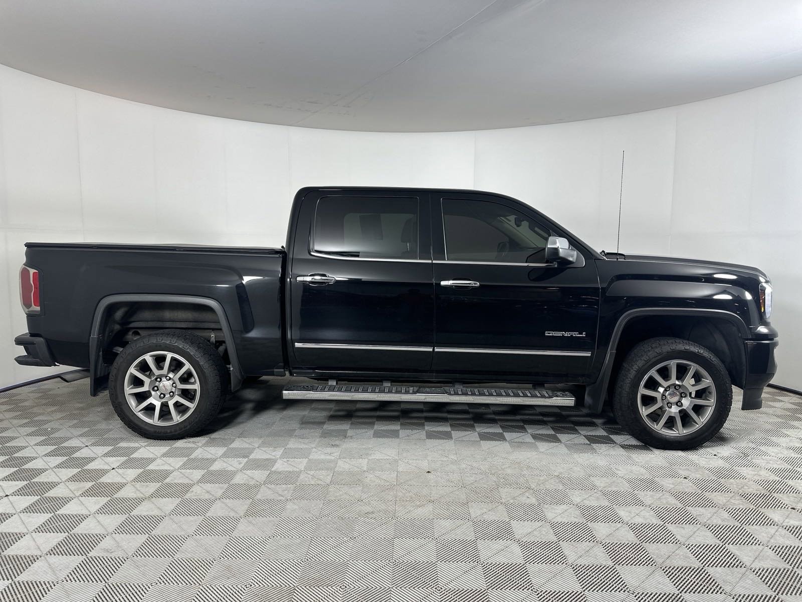 Used 2018 GMC Sierra 1500 Denali Denali with VIN 3GTU2PECXJG360378 for sale in Omaha, NE