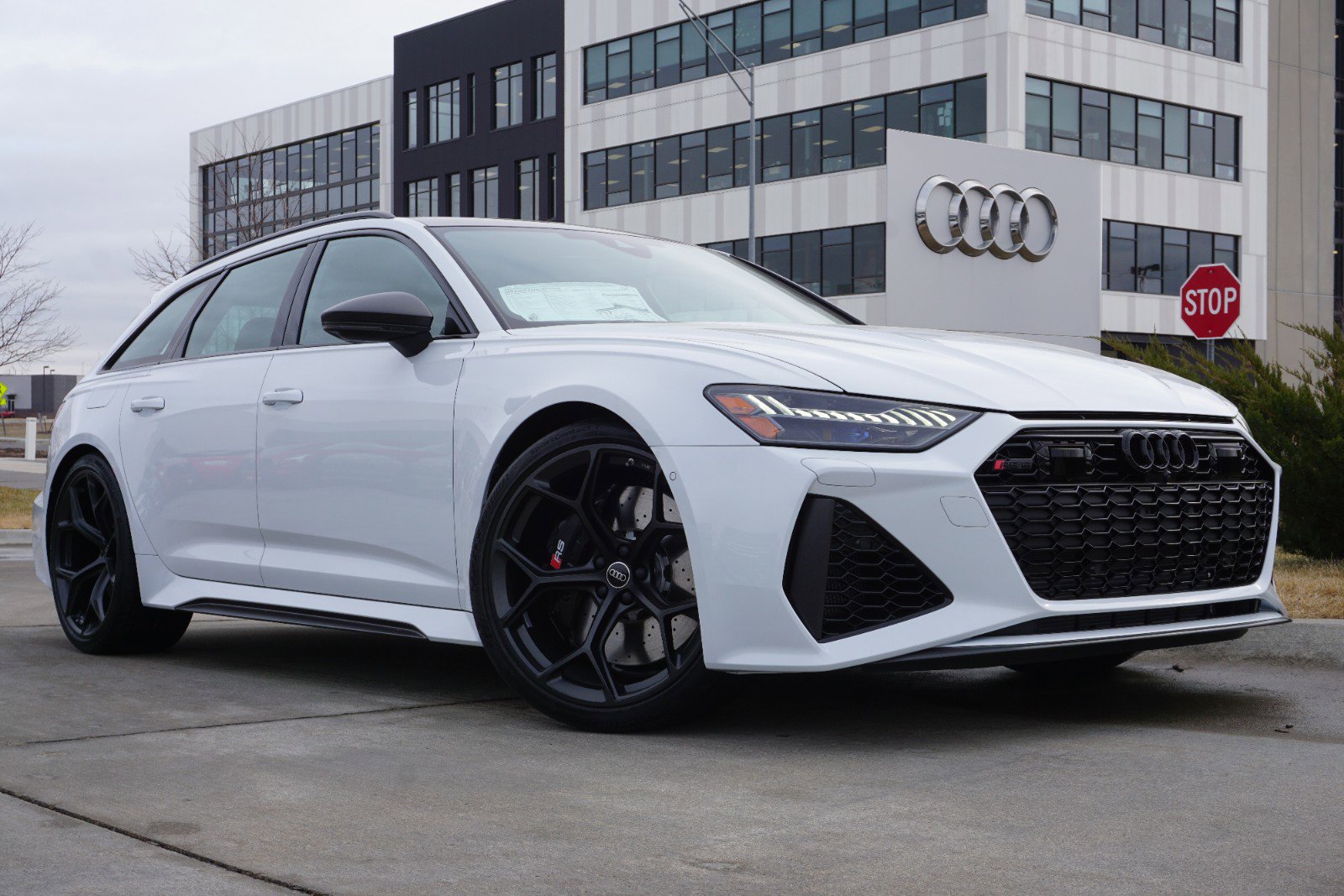 2025 Audi RS 6 Avant Performance photo 2