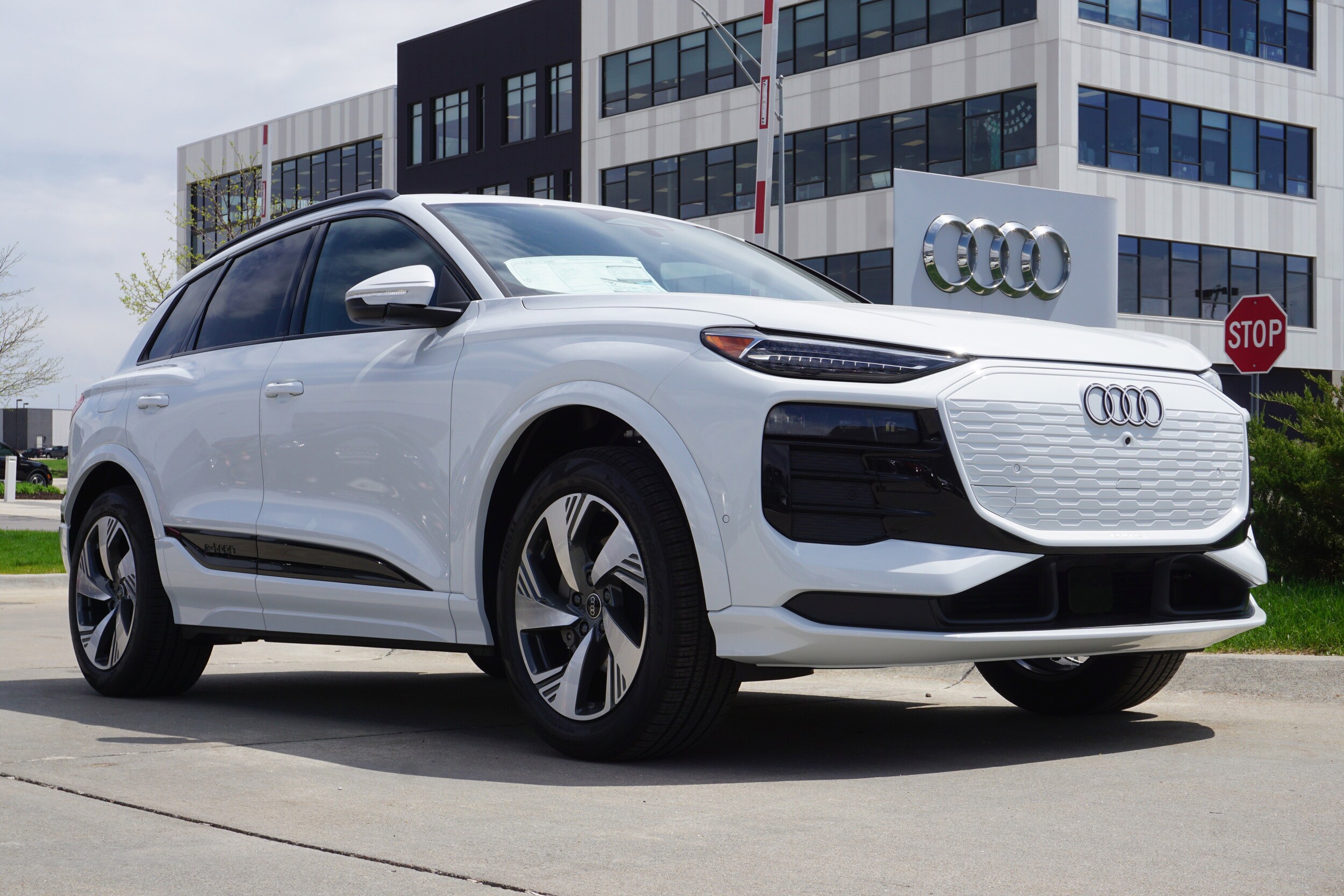 2025 Audi Q6 E-tron Premium Plus photo 2