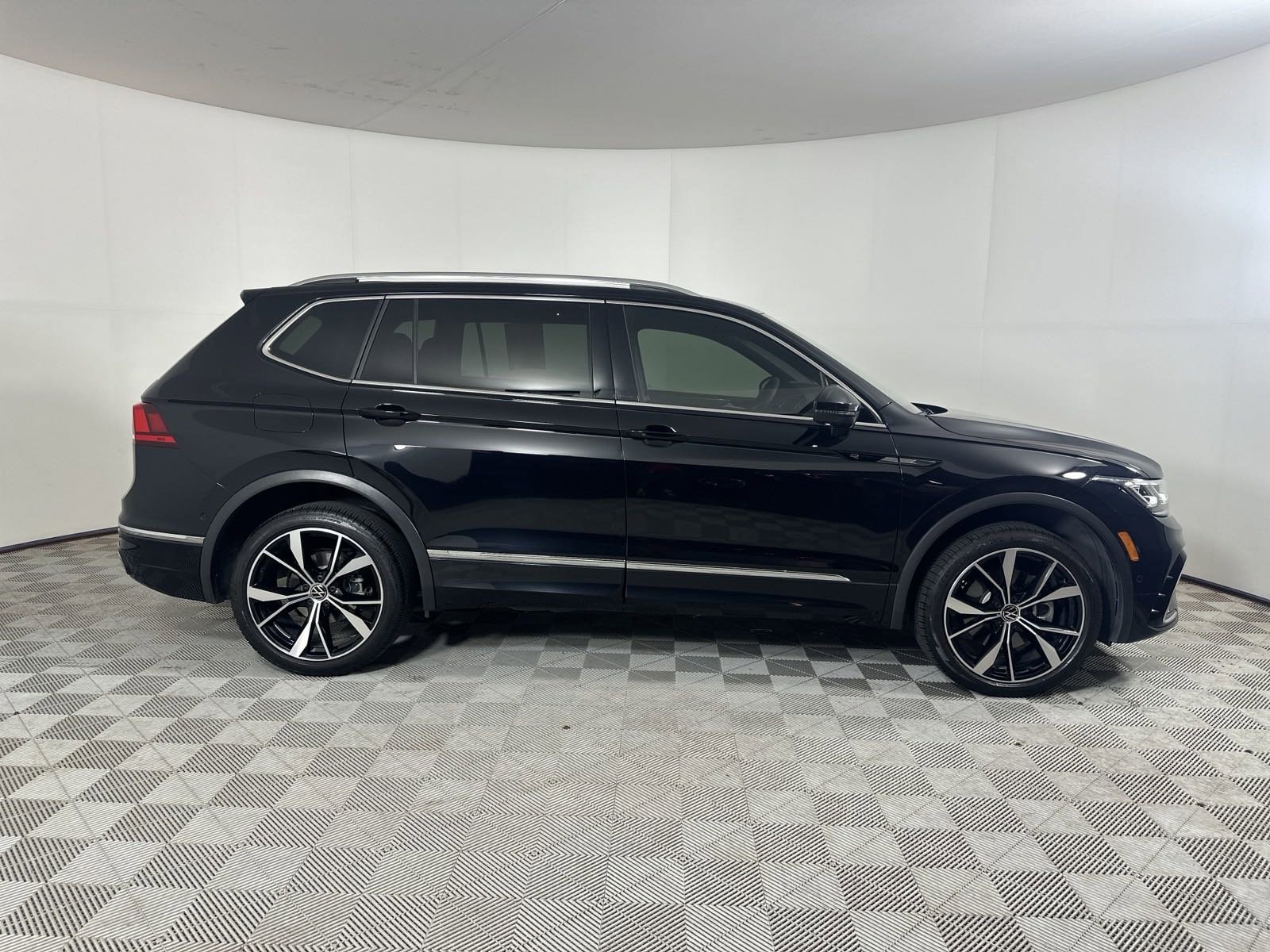 Used 2022 Volkswagen Tiguan SEL R-LINE with VIN 3VV4B7AX9NM171111 for sale in Omaha, NE