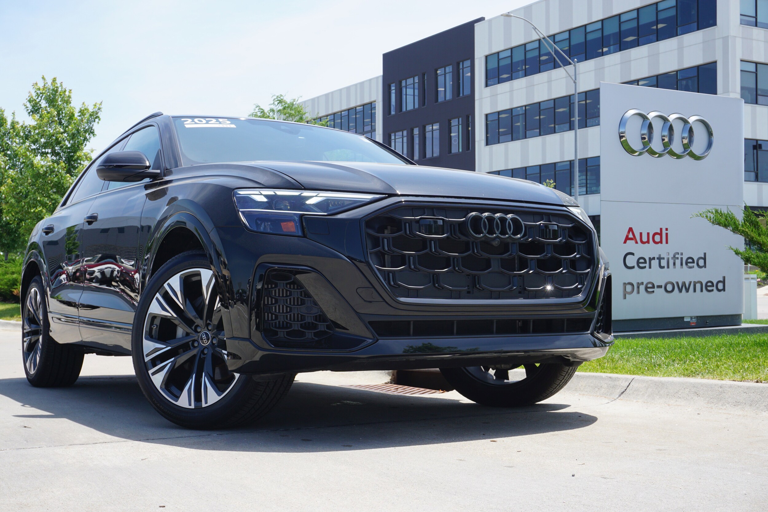 2025 Audi Q8 Premium Plus photo 2