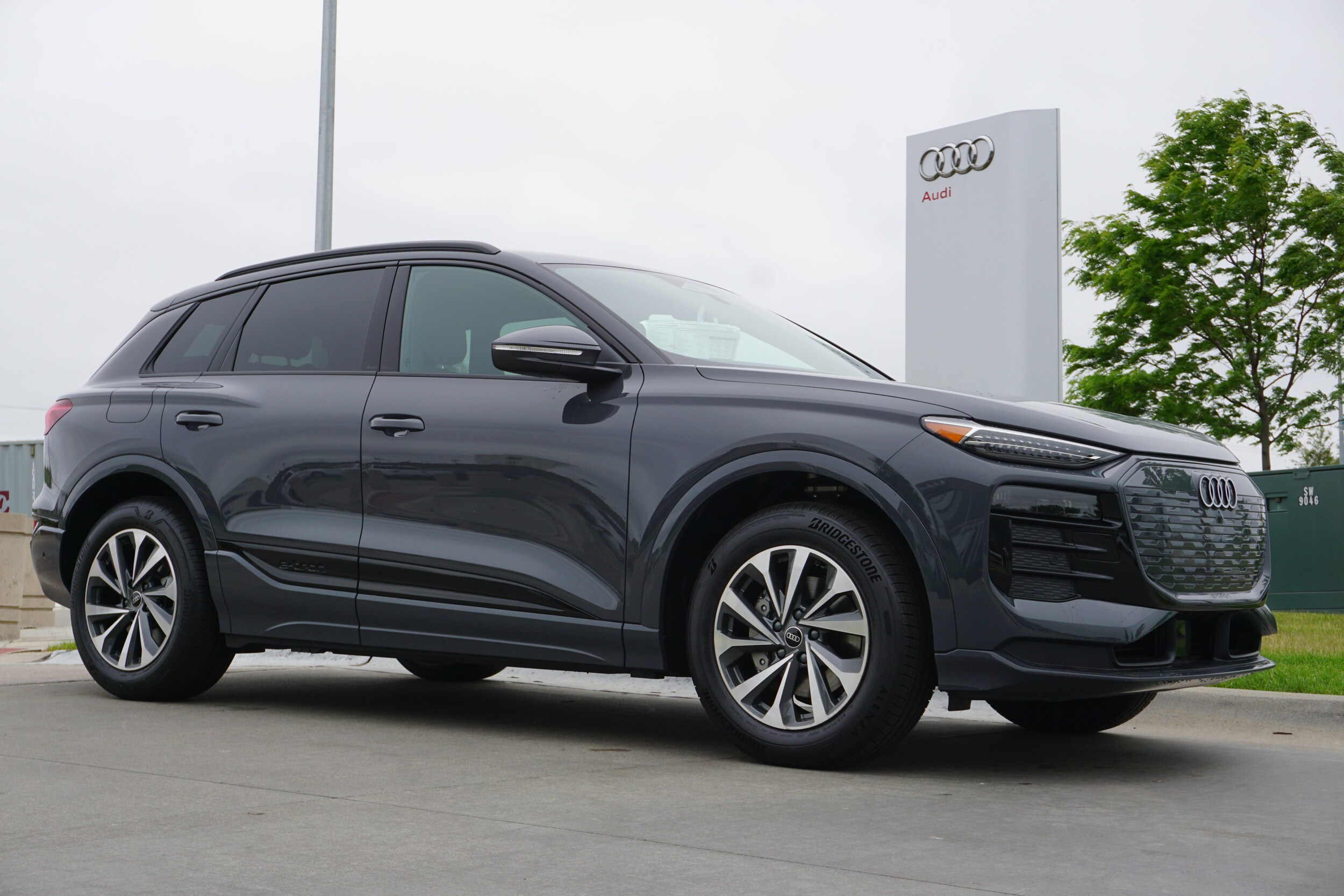 2025 Audi Q6 E-tron Premium Plus photo 2