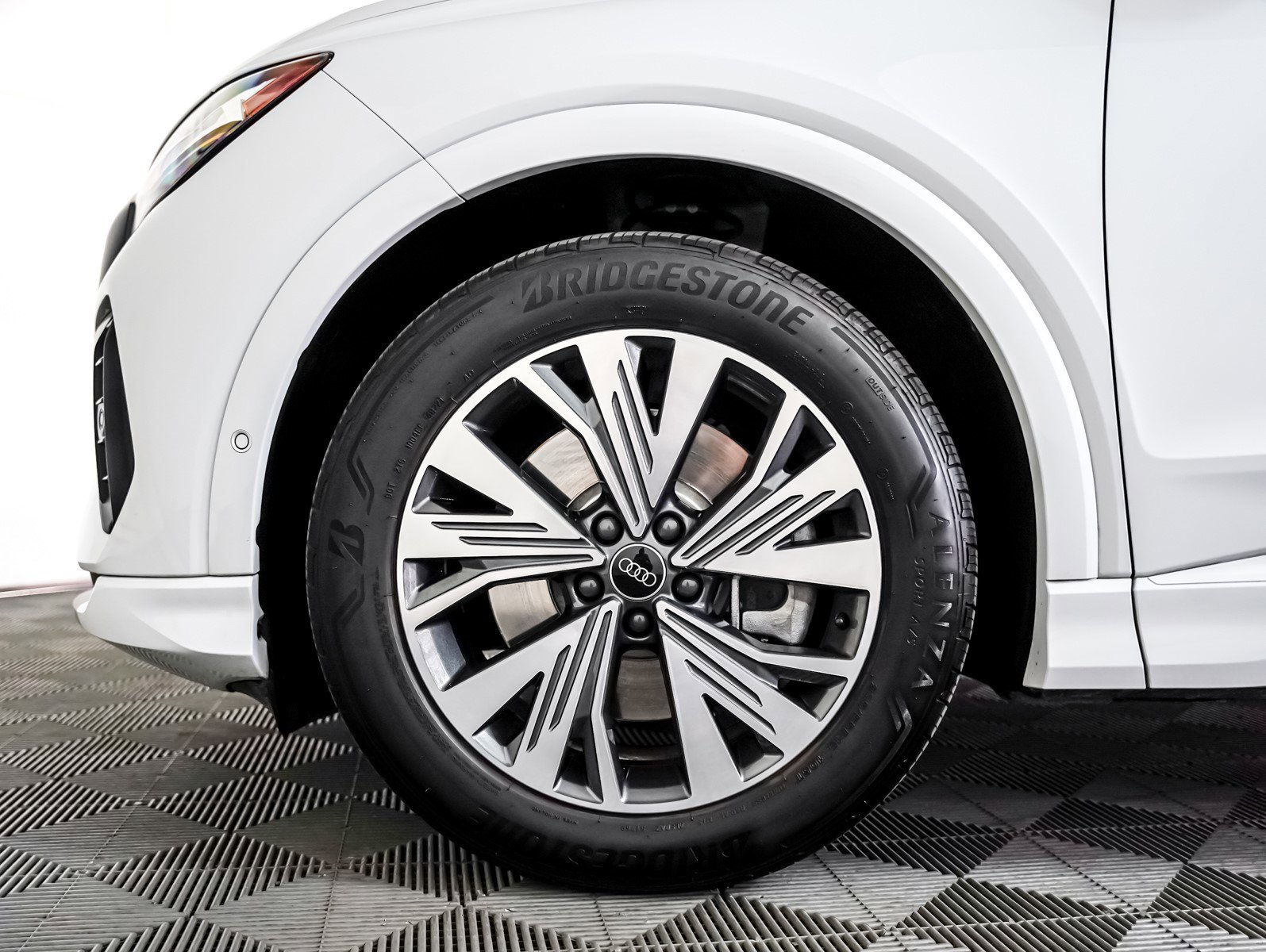 2023 Audi Q4 40 E-tron Premium Plus photo 3
