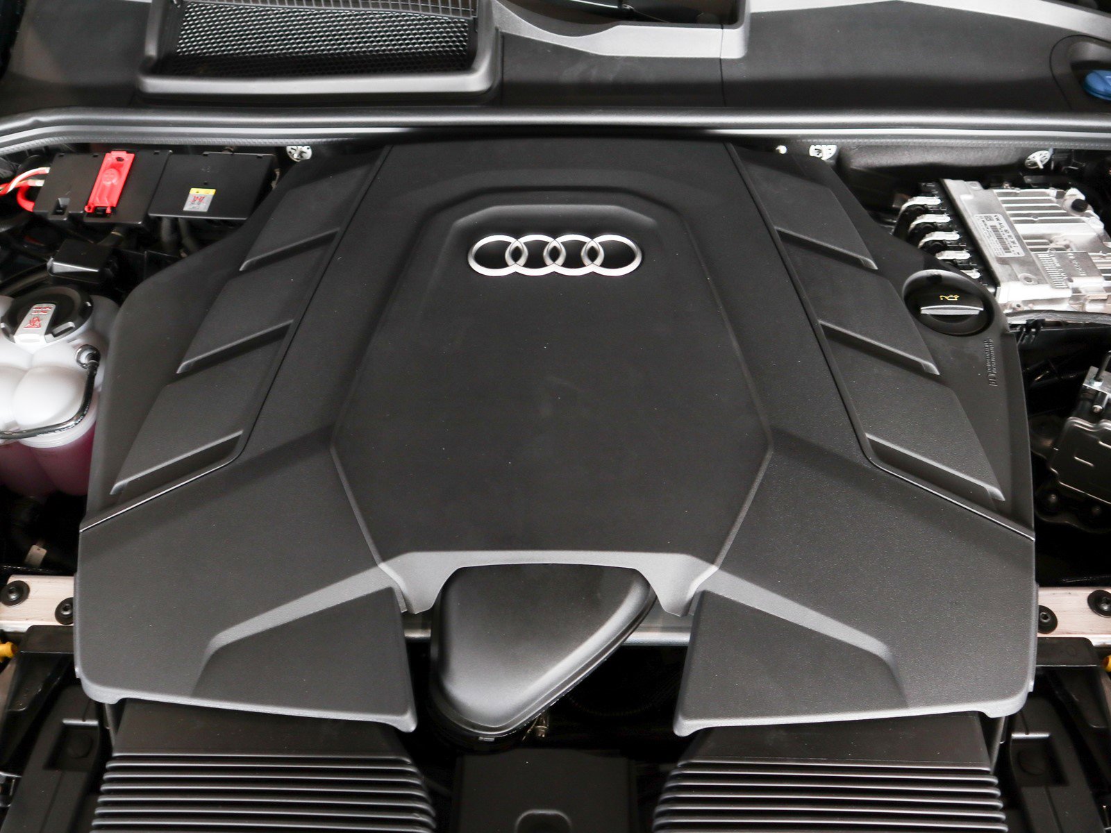 2025 Audi Q8 55 Premium Plus photo 3