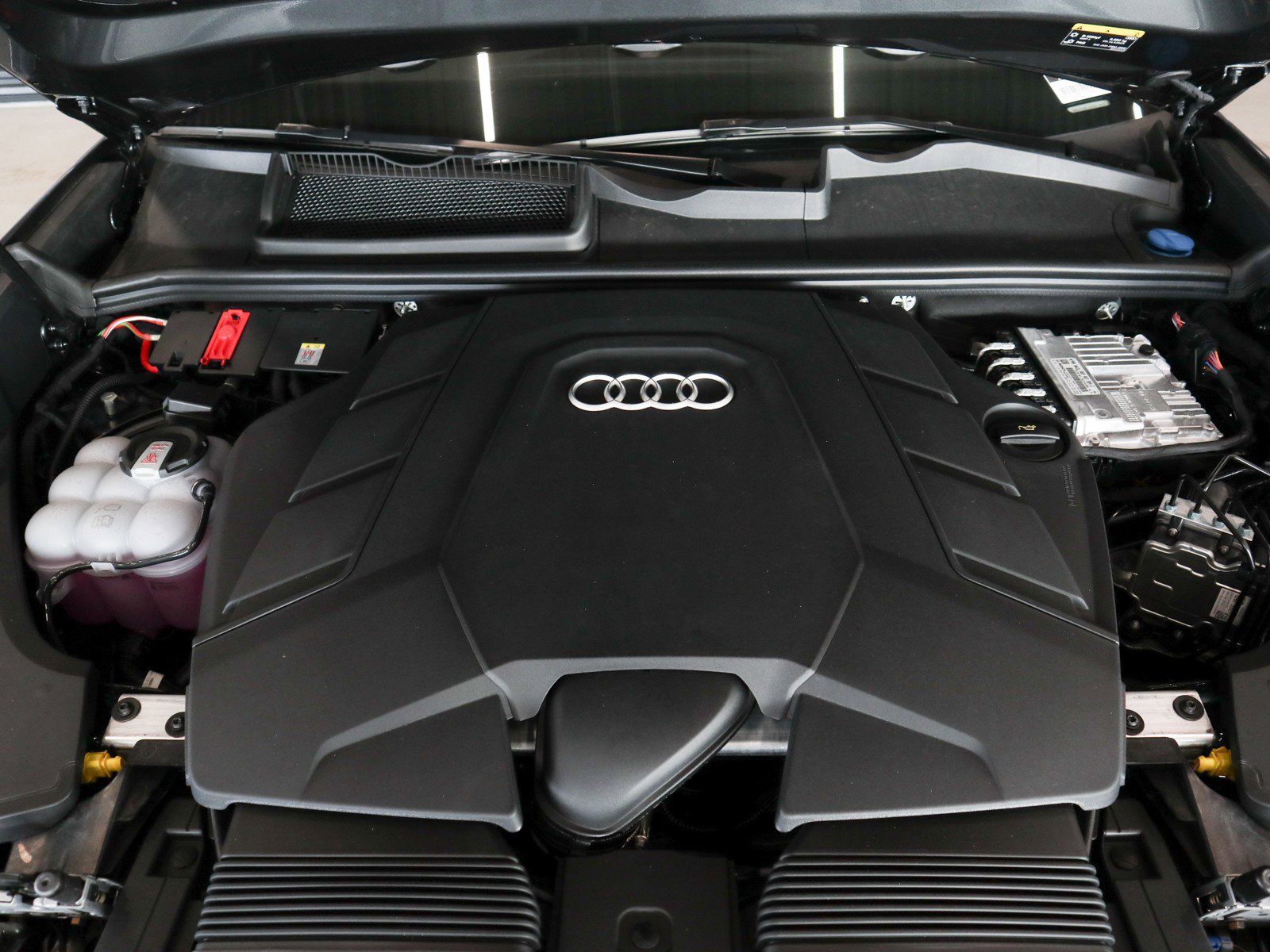 2025 Audi Q8 55 Premium Plus photo 3