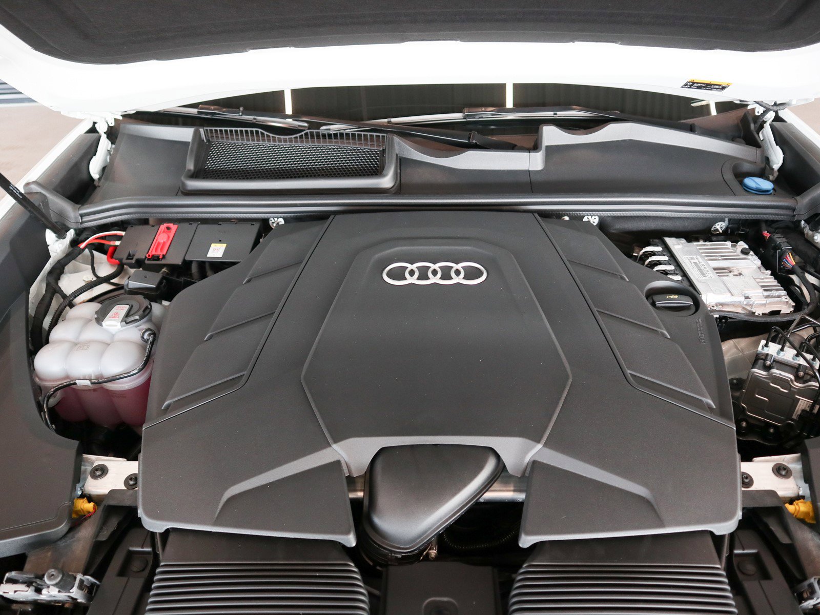 2025 Audi Q8 55 Premium Plus photo 3
