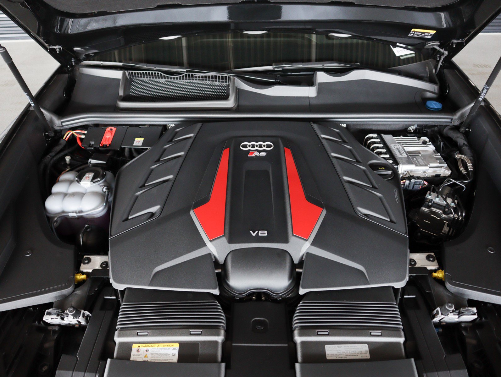 2025 Audi RS Q8 photo 3