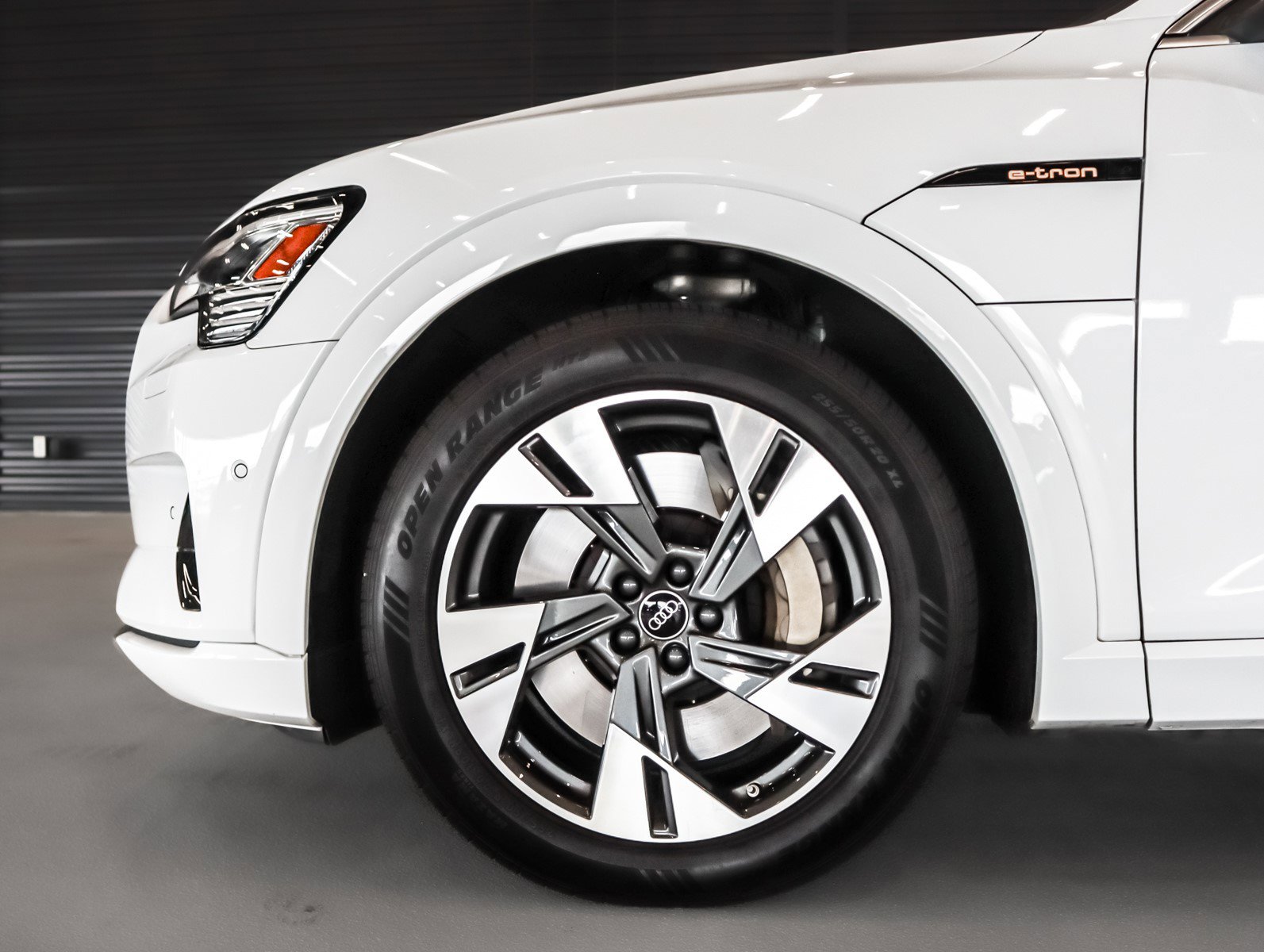 2022 Audi e-tron Premium Plus photo 3