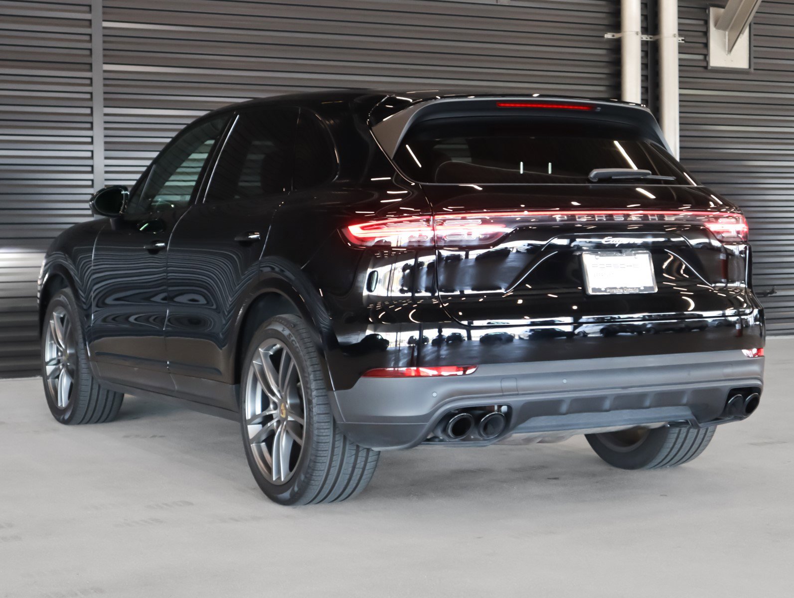 2022 Porsche Cayenne Base photo 3