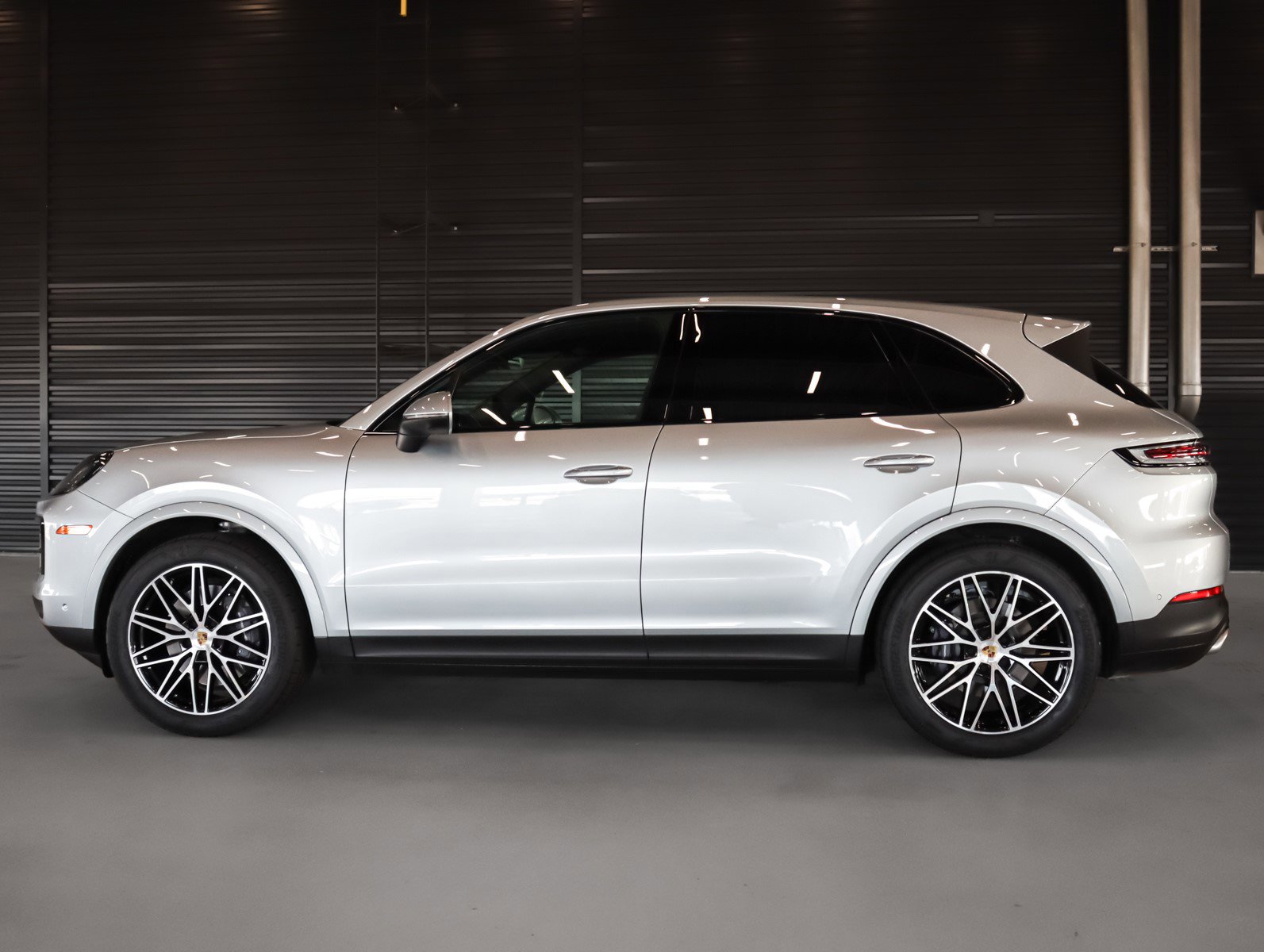 2024 Porsche Cayenne photo 2