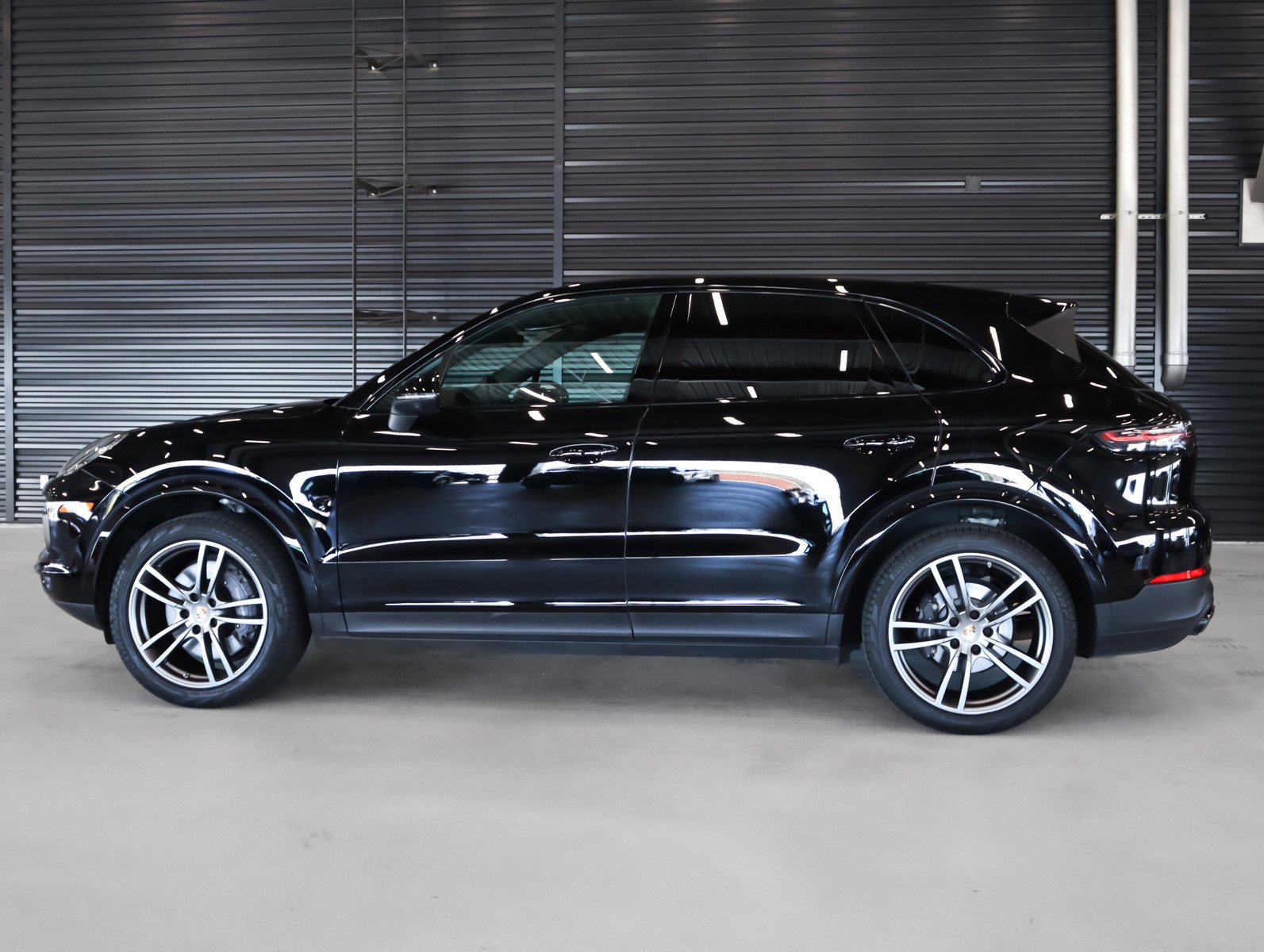 2022 Porsche Cayenne Base photo 2