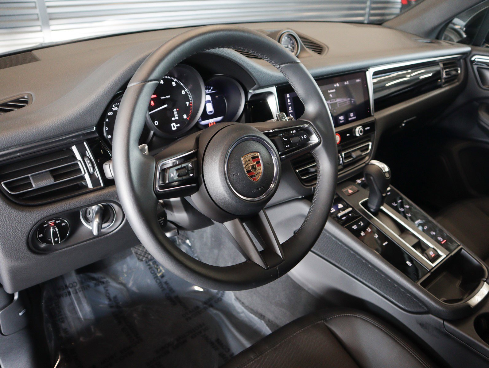2025 Porsche Macan T photo 4
