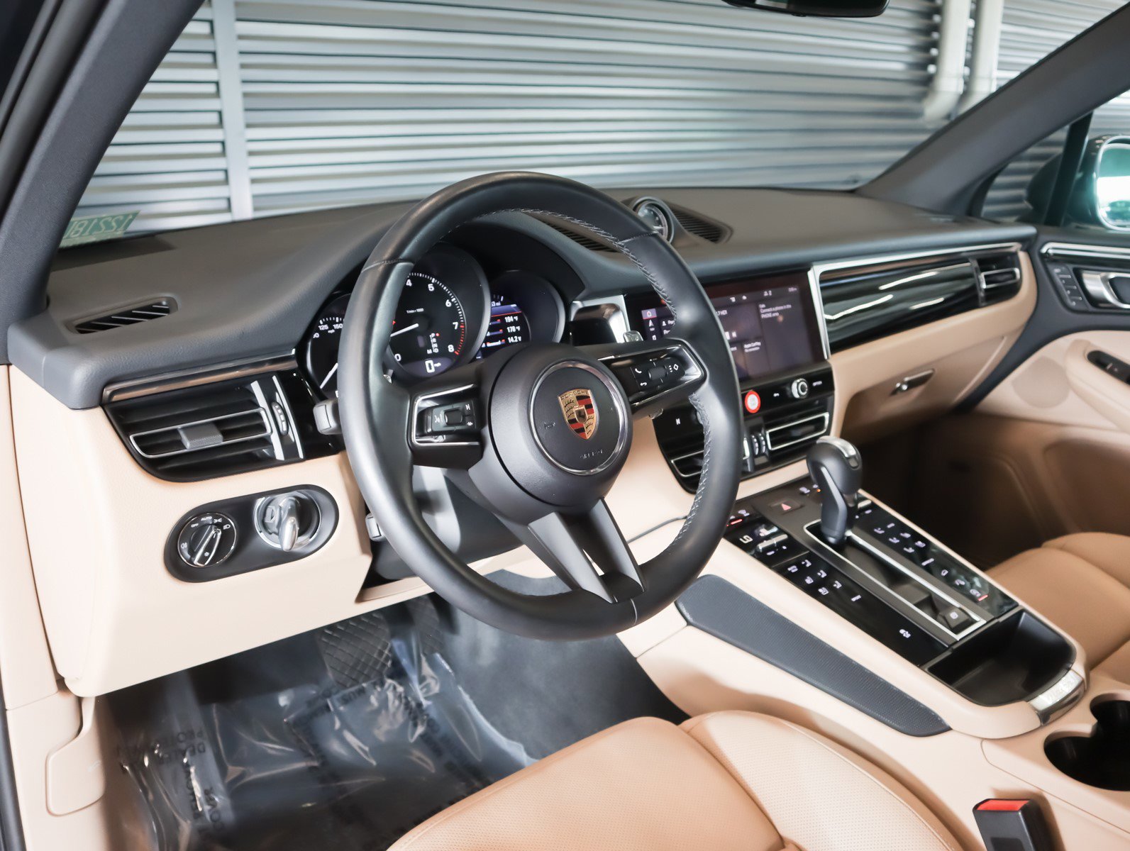 2024 Porsche Macan T photo 3