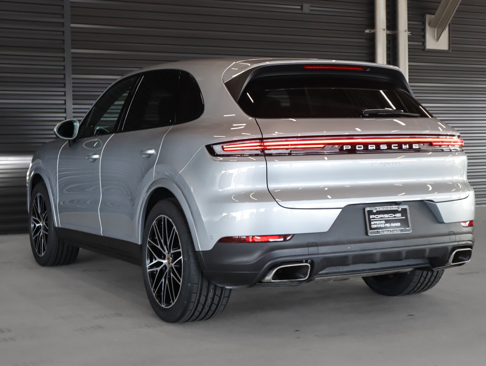2024 Porsche Cayenne photo 3