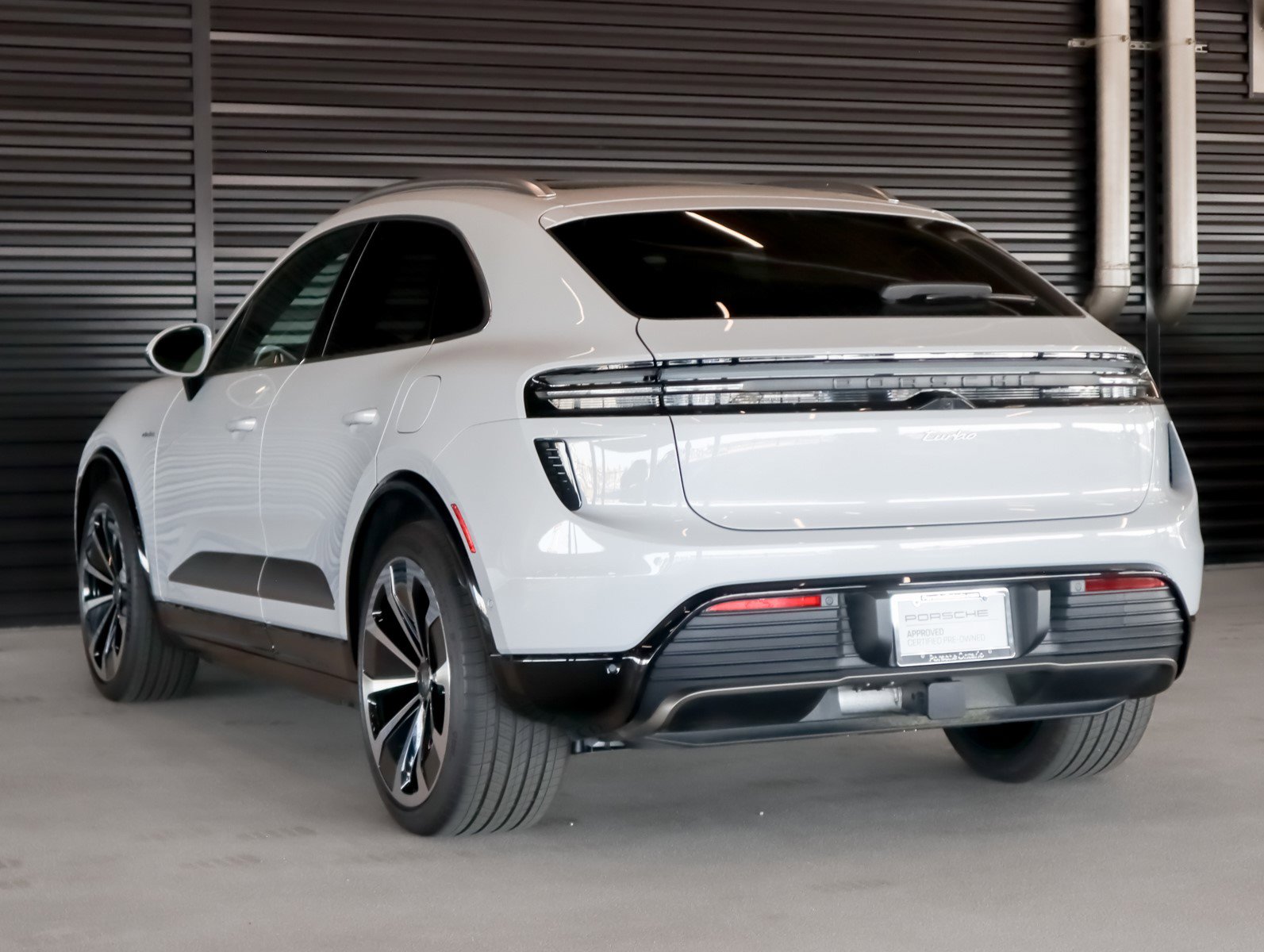 2024 Porsche Macan Electric Turbo photo 3
