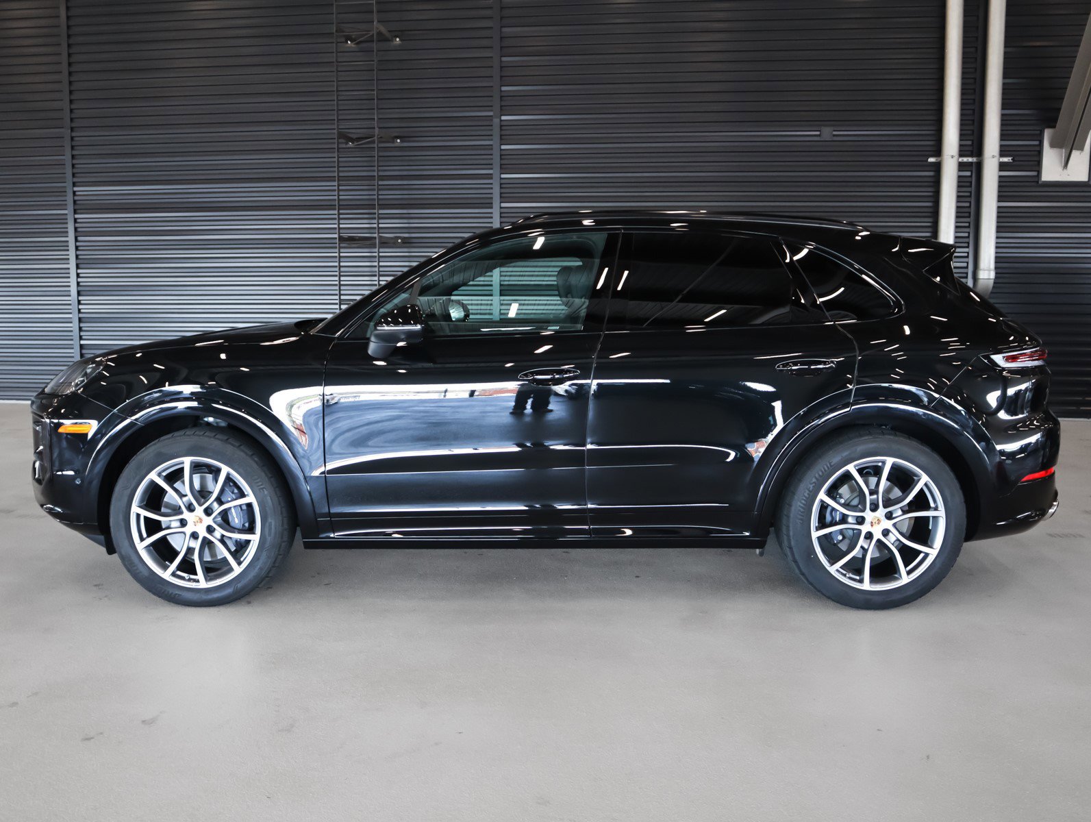 2025 Porsche Cayenne photo 2