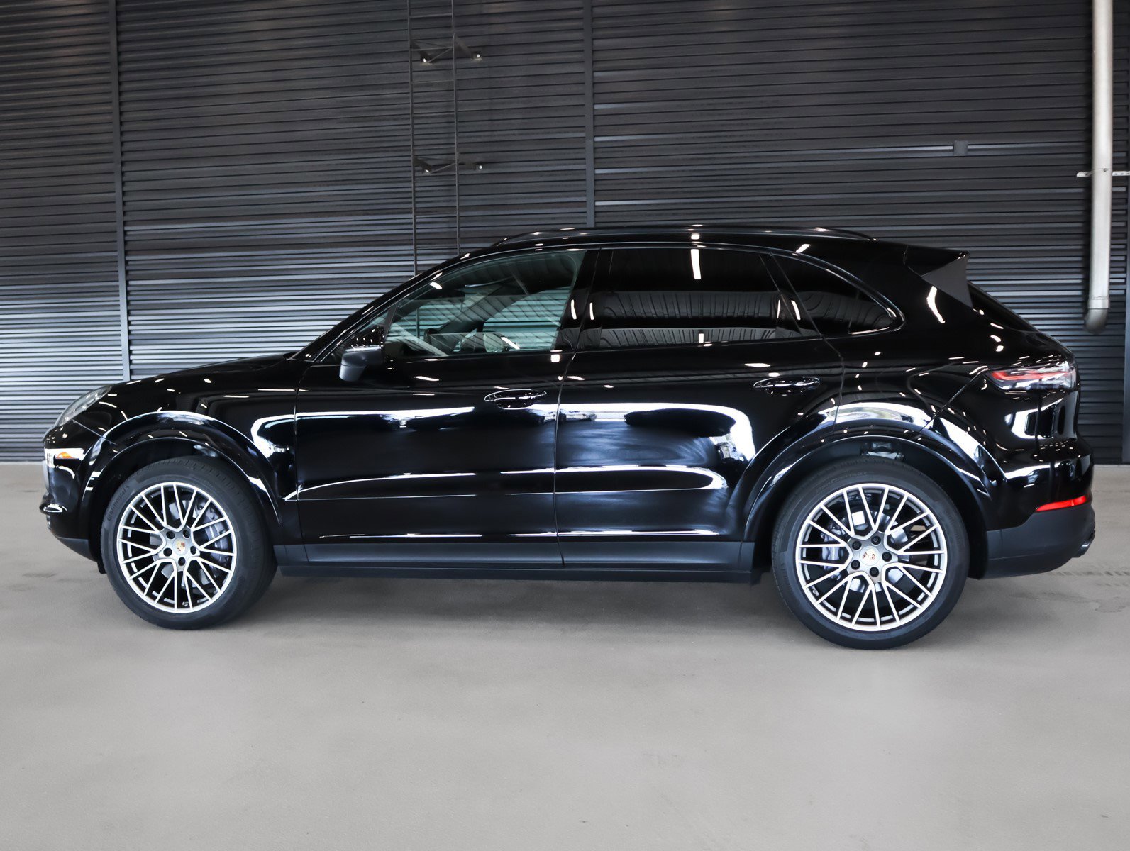 2022 Porsche Cayenne Platinum Edition photo 2