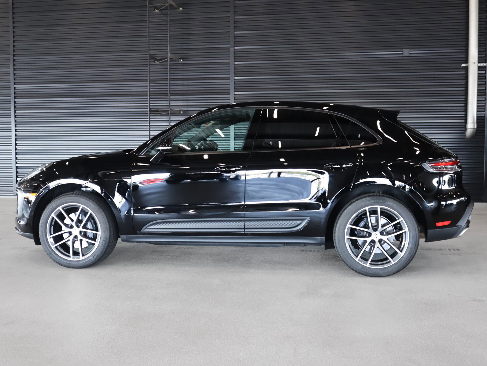 2025 Porsche Macan T photo 2