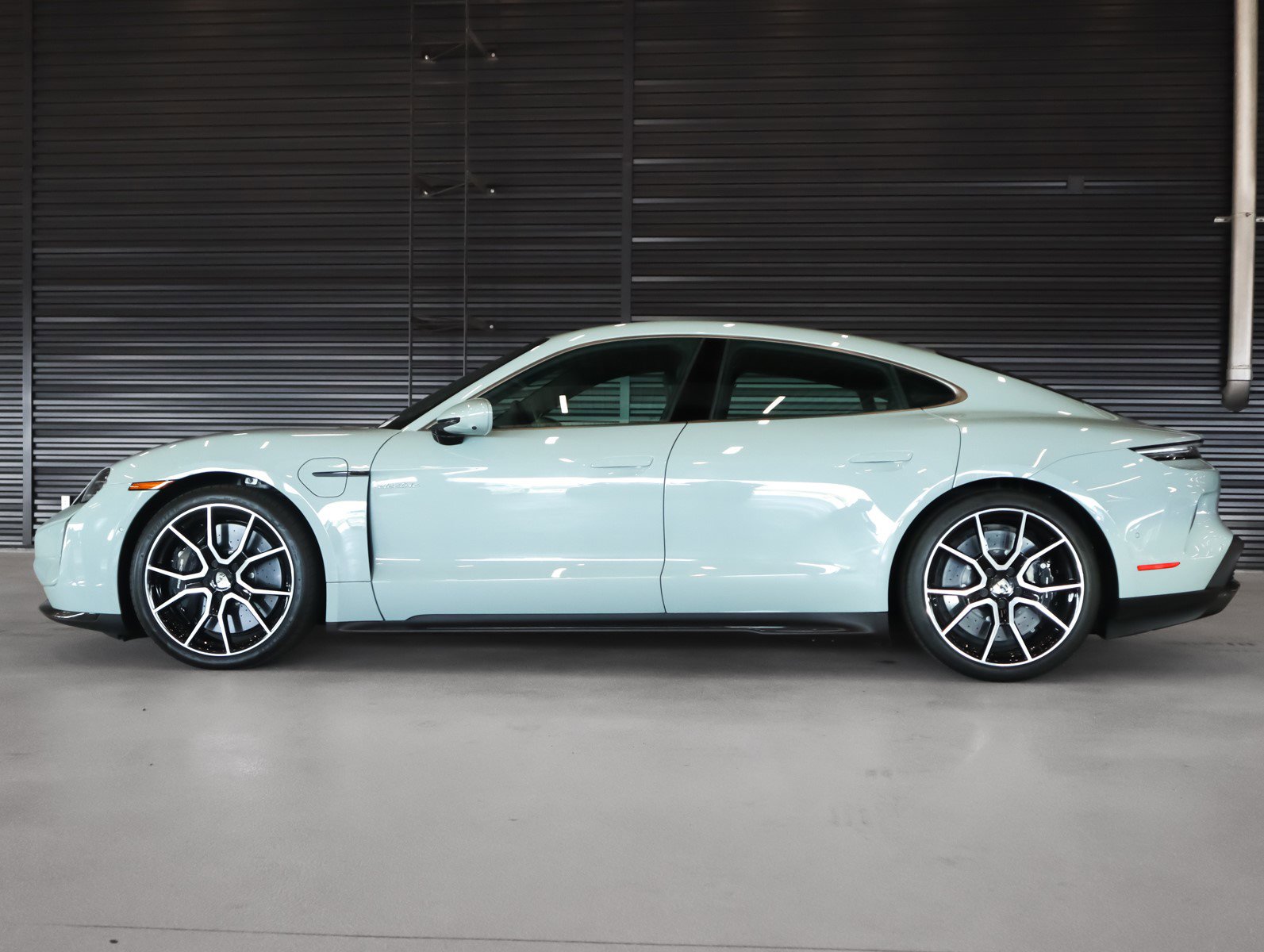 2025 Porsche Taycan Turbo S photo 2