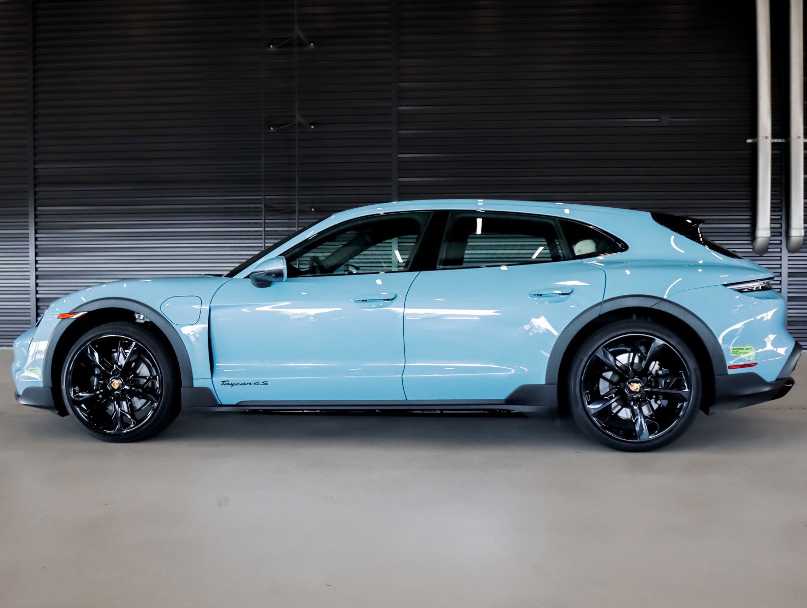 2023 Porsche Taycan 4S Cross Turismo photo 2