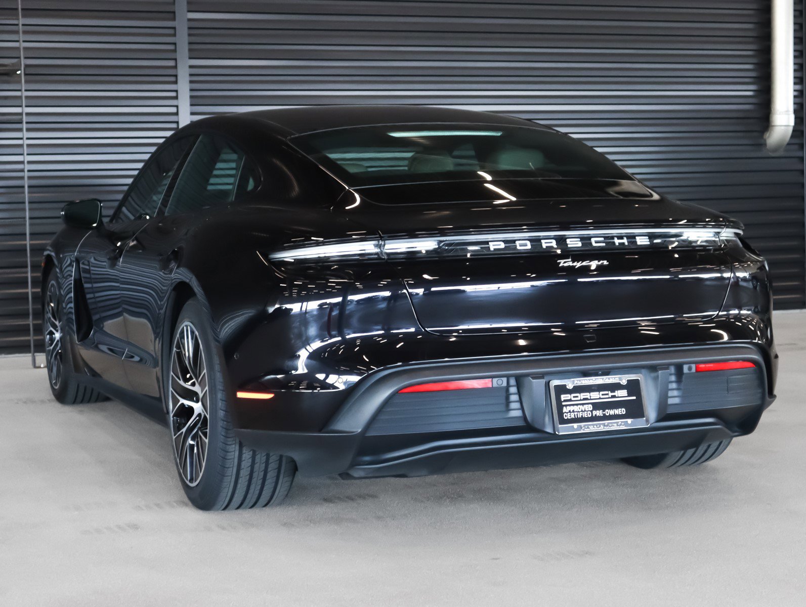 2022 Porsche Taycan photo 3