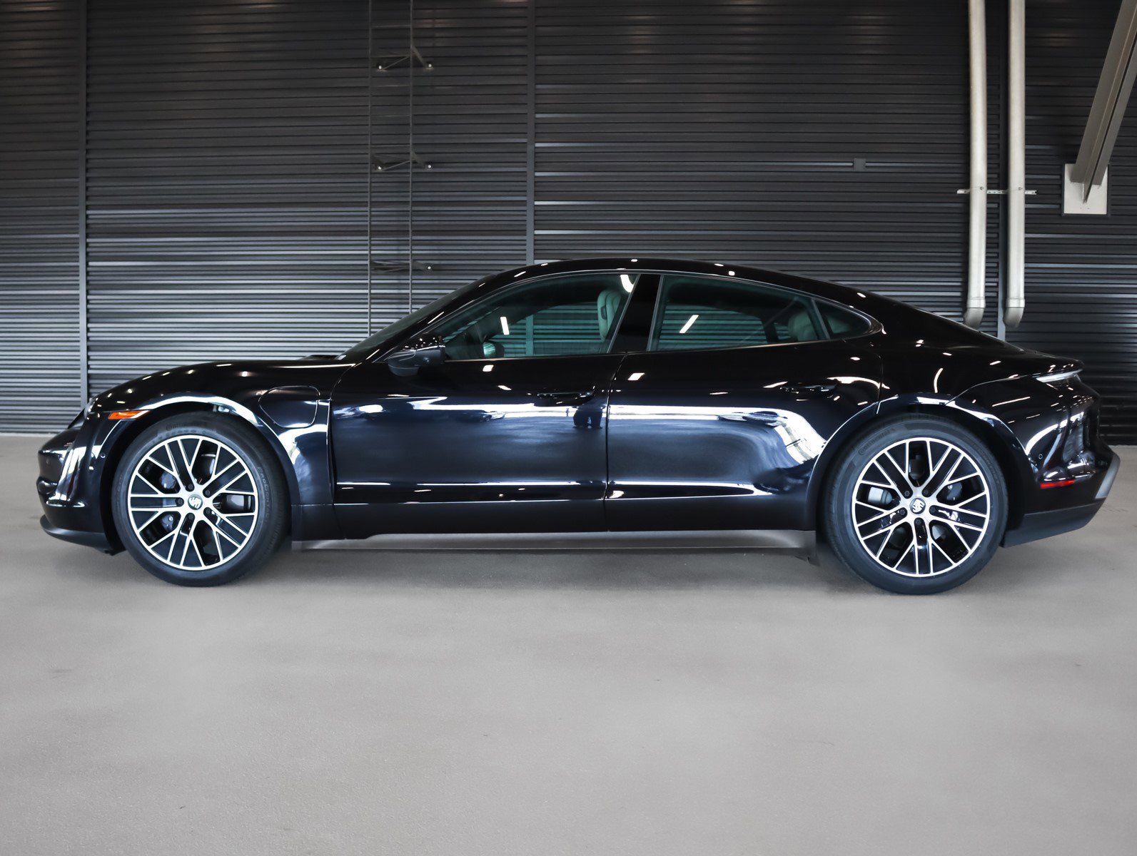 2022 Porsche Taycan photo 2