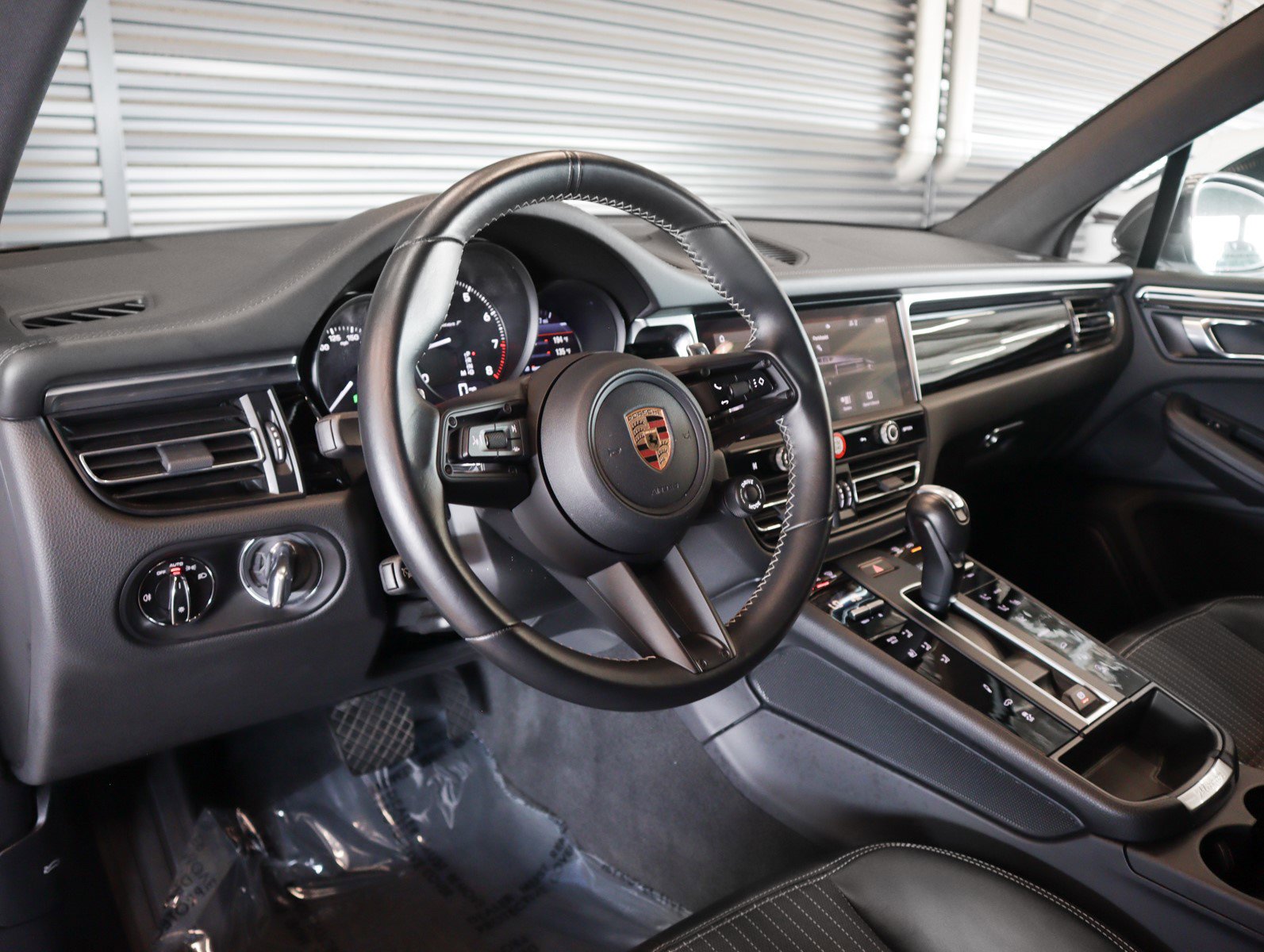 2023 Porsche Macan T photo 3