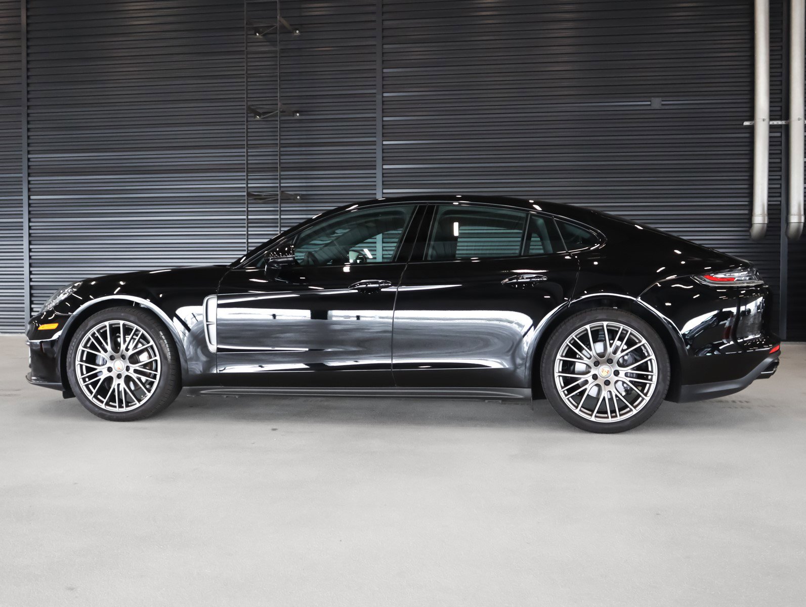 2023 Porsche Panamera Platinum photo 2