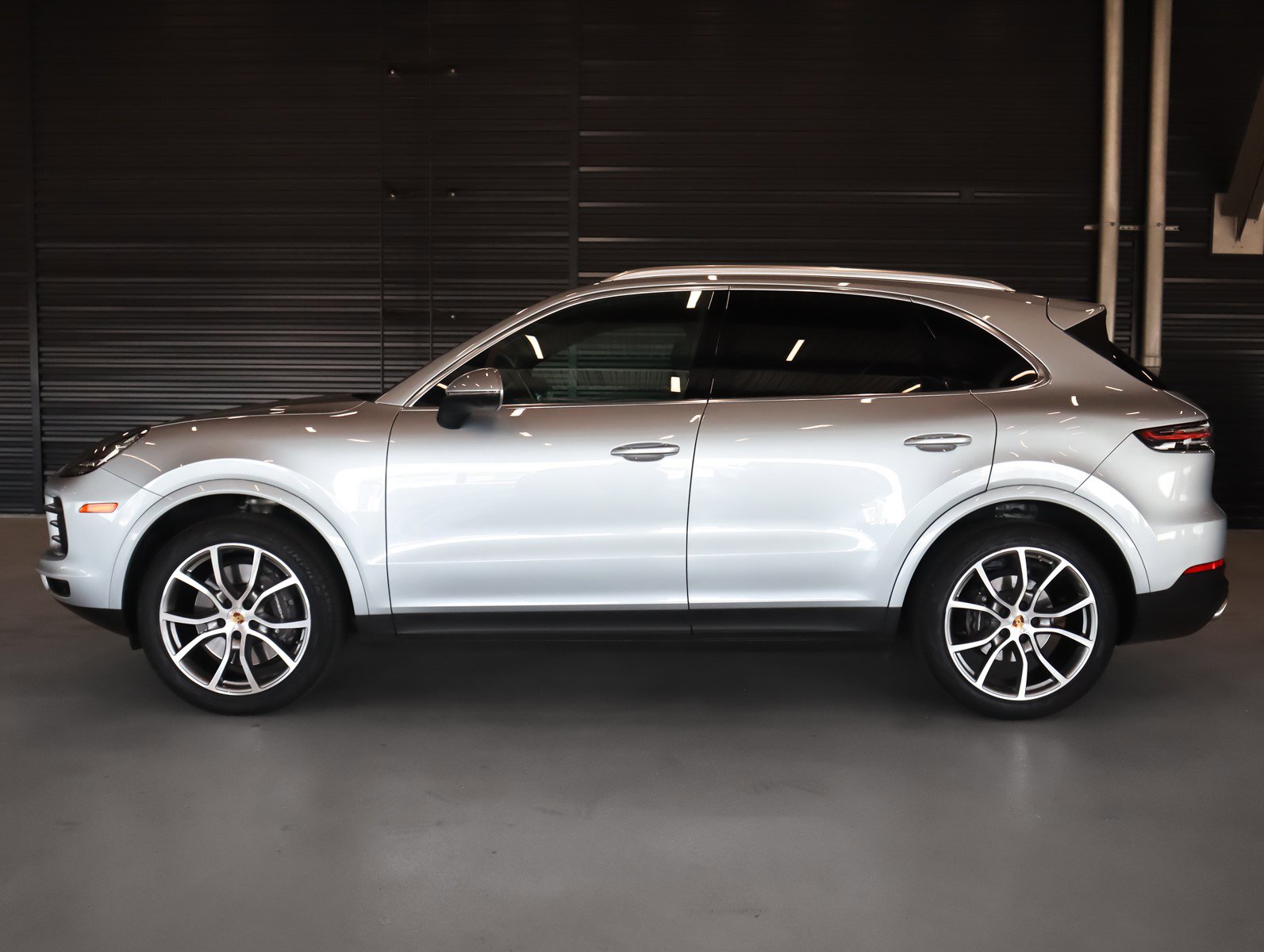 2023 Porsche Cayenne Platinum Edition photo 2