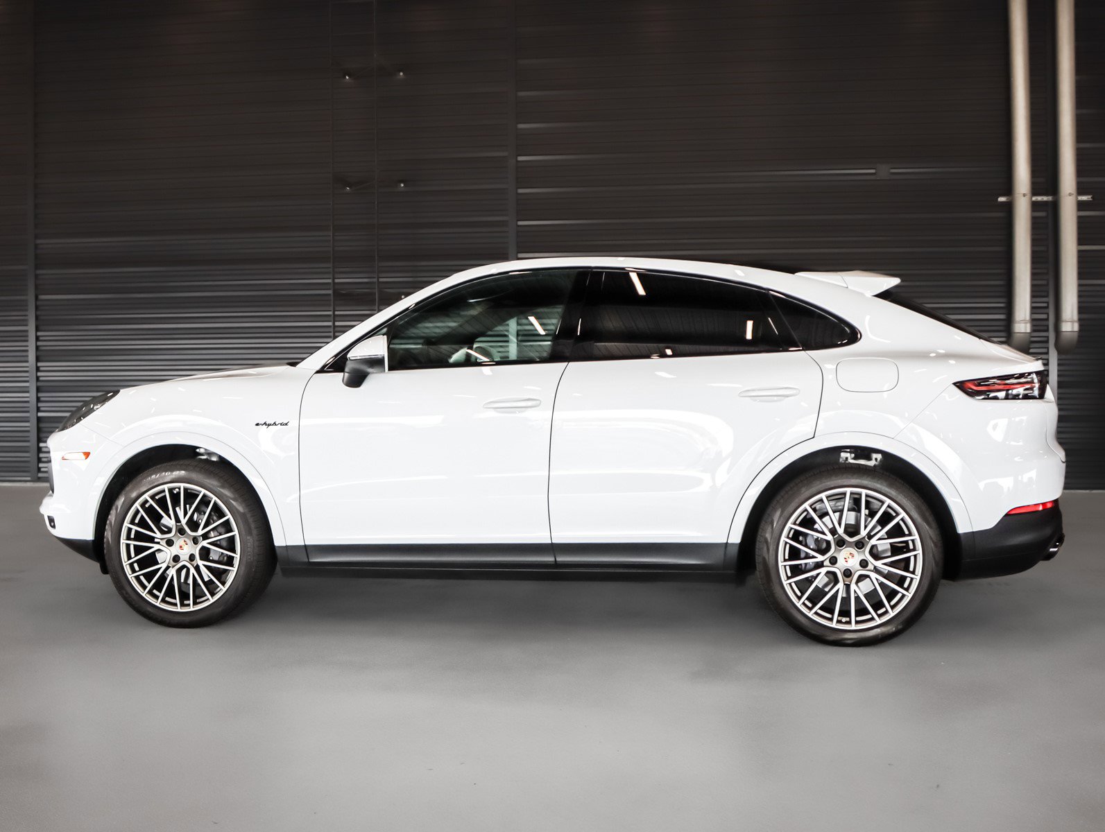 2022 Porsche Cayenne Platinum Edition Hybrid Coupe photo 2