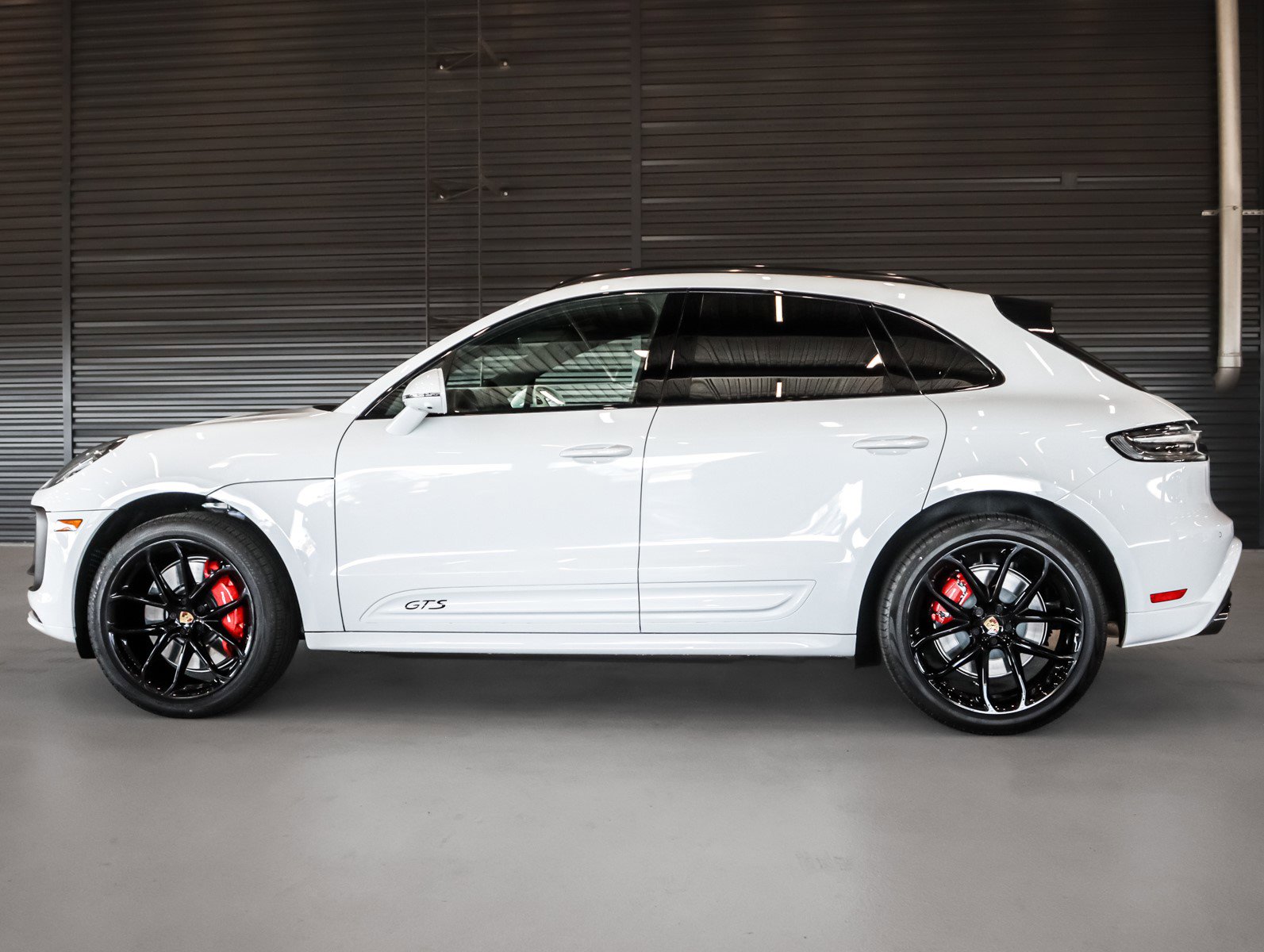 2025 Porsche Macan GTS photo 2