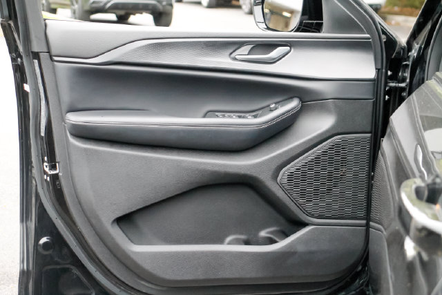 Used 2024 Jeep Grand Cherokee Altitude SUV
