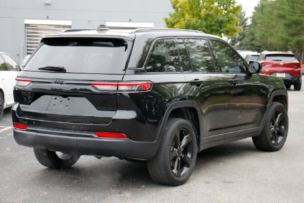 Used 2024 Jeep Grand Cherokee Altitude SUV
