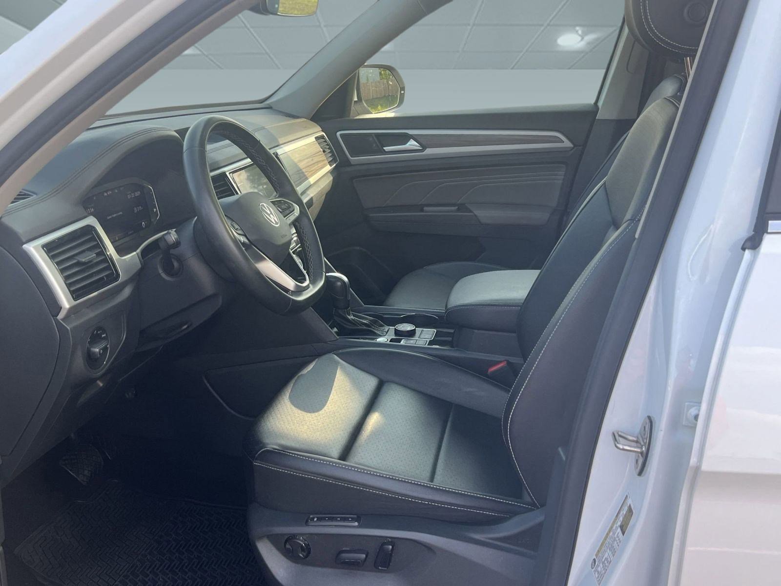 2023 Volkswagen Atlas SEL photo 3