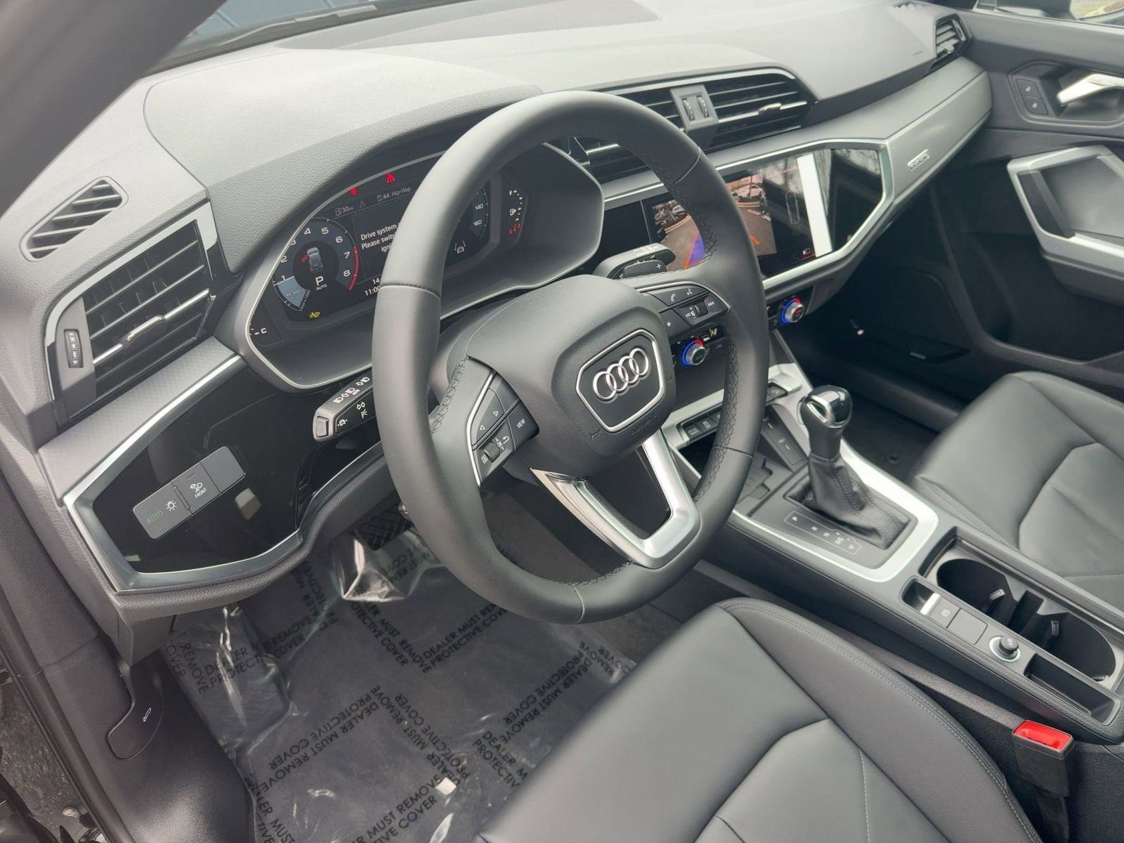 2025 Audi Q3 45 TFSI S line Premium photo 4