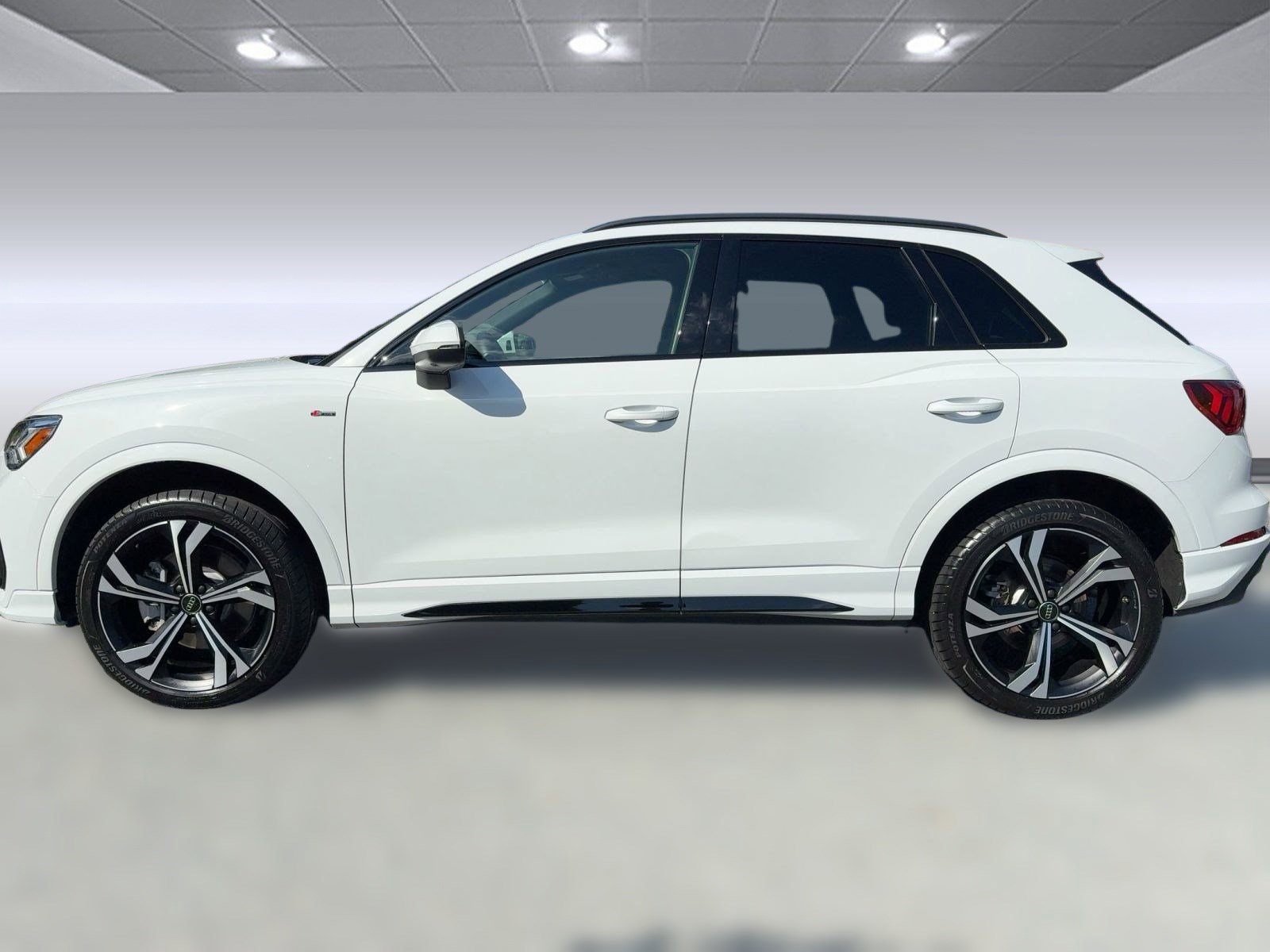 2024 Audi Q3 45 TFSI S line Premium Plus photo 2