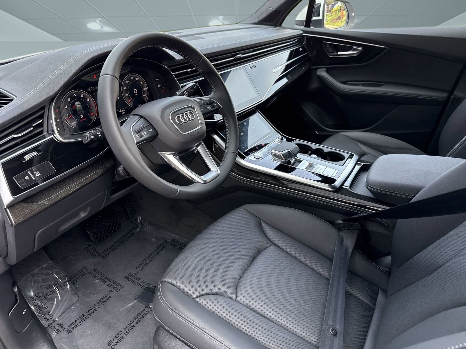 2025 Audi Q7 55 Premium Plus photo 3