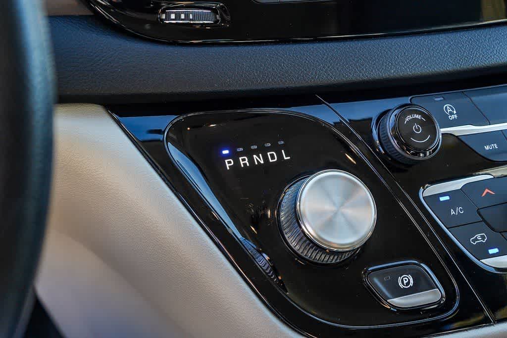 Thumbnail: 2020 Chrysler Voyager - 21