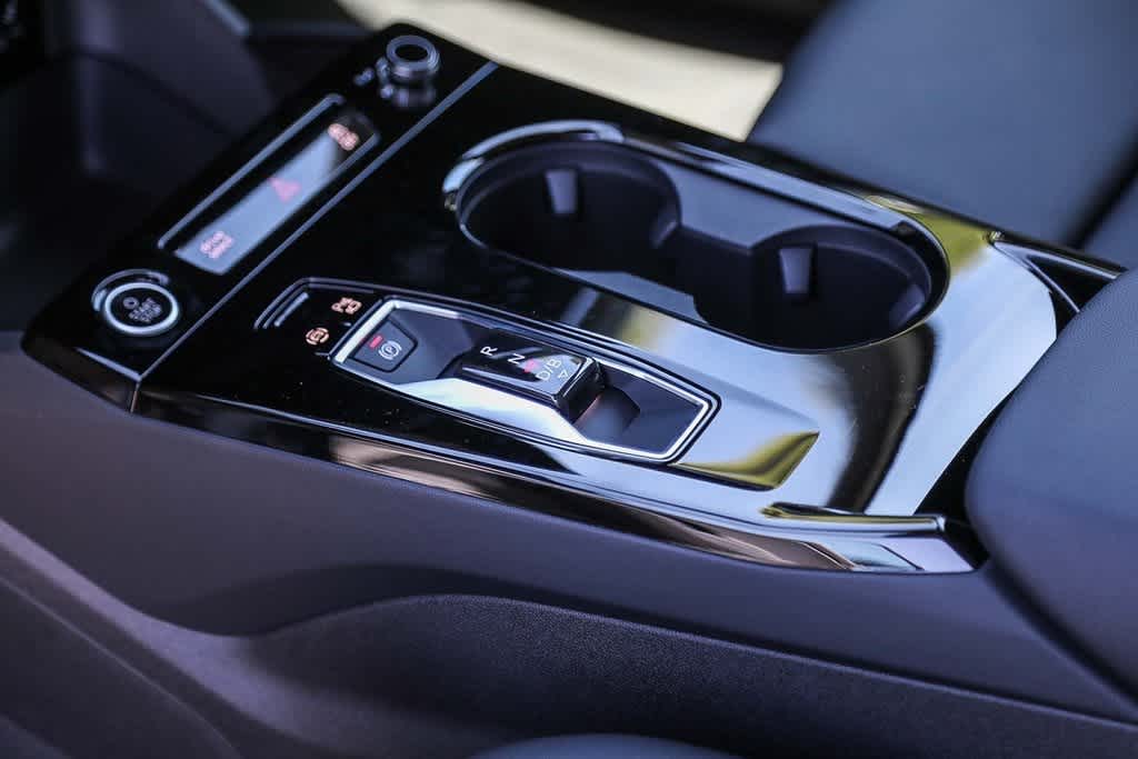 Thumbnail: 2025 Audi Q6 e-tron - 19