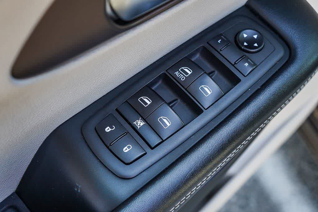 Thumbnail: 2020 Chrysler Voyager - 22